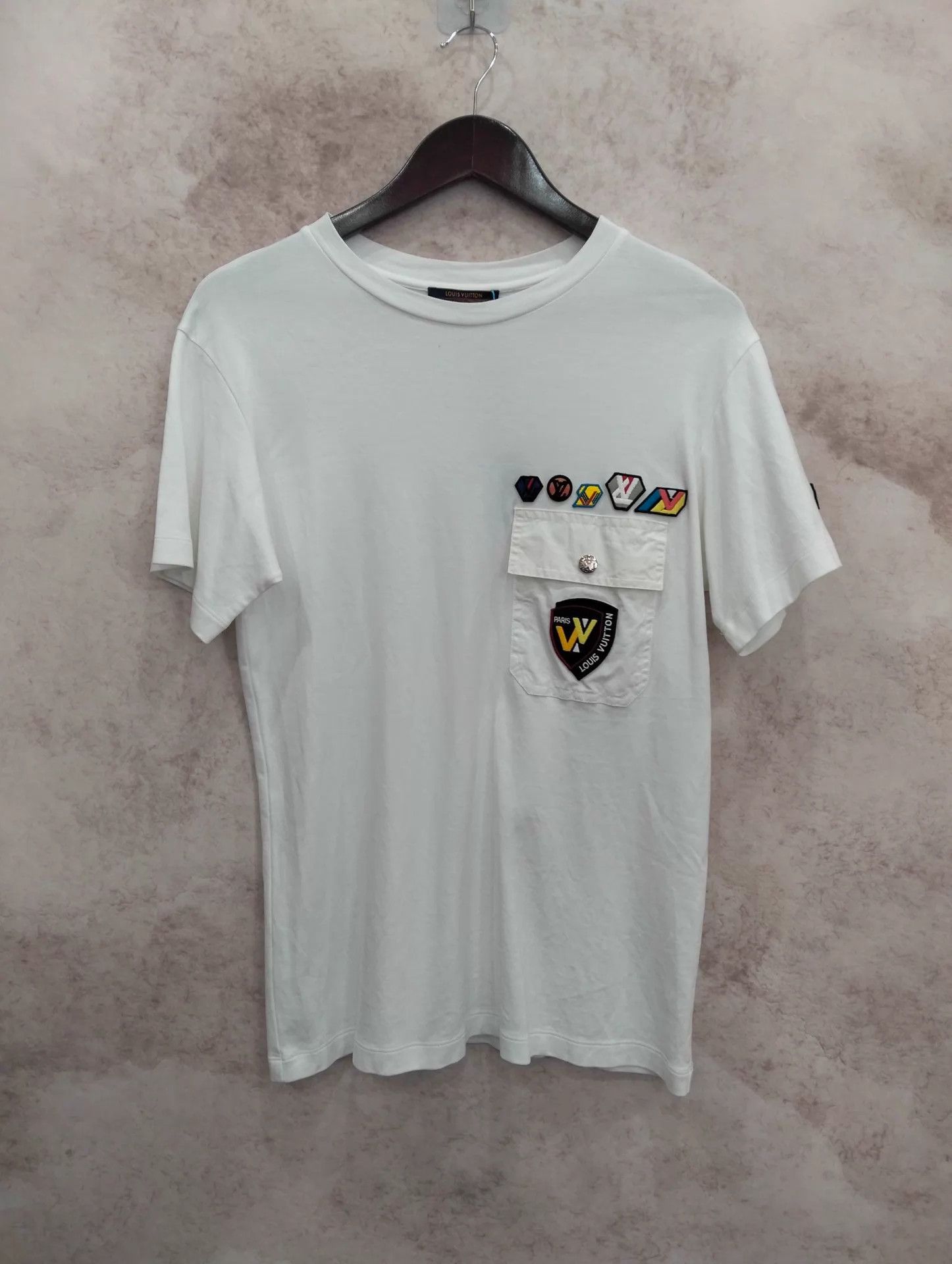 Louis Vuitton LOUIS VUITTON White Badge Embroidered SS T-shirt L 95New Size L / US 10 / IT 46 - 1 Thumbnail
