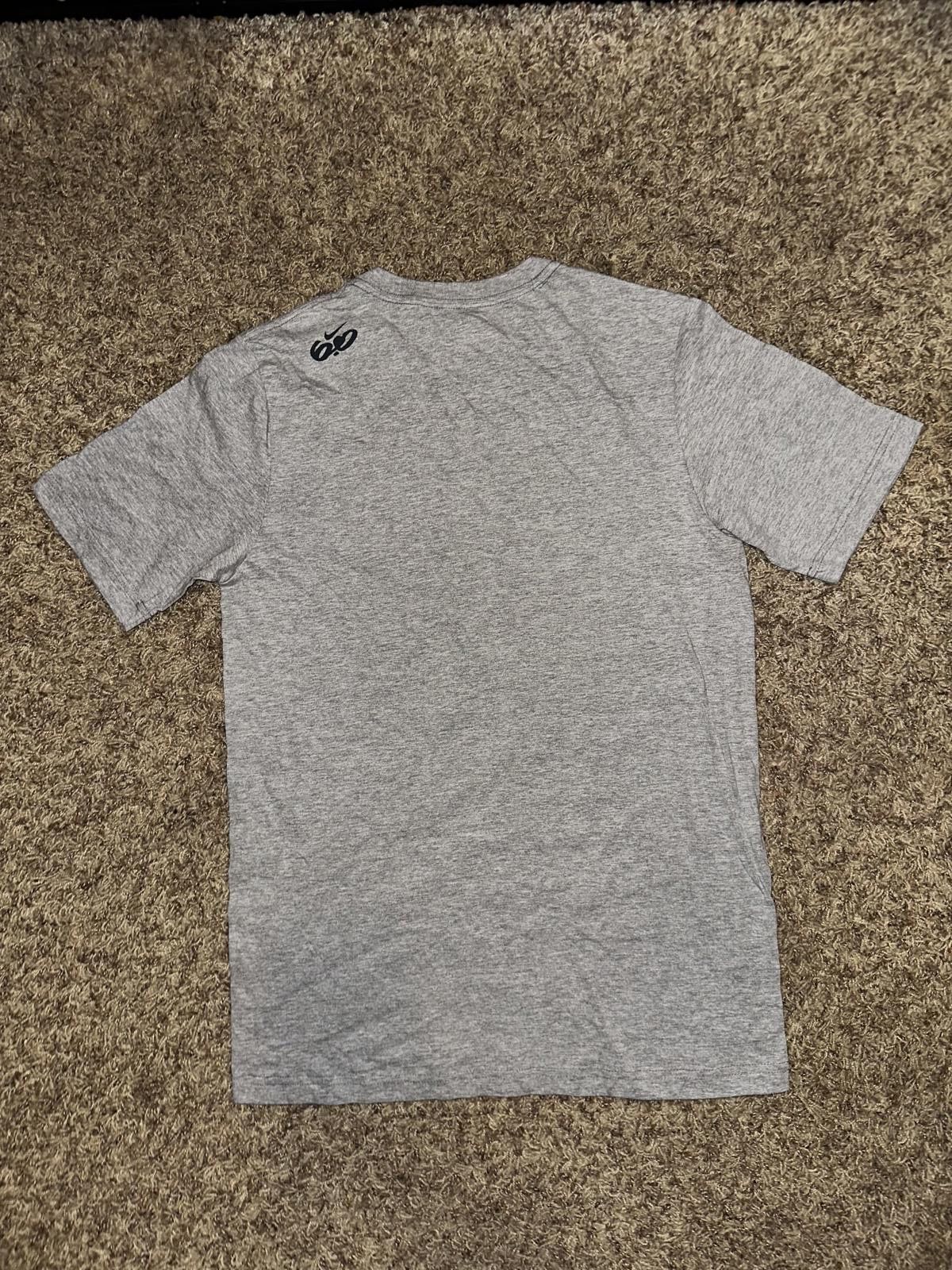 Nike Rare Nike Men’s 6.0 Crossed Wheat Stalks Emblem Grey/Light Blue T-Shirt Vintage Size US M / EU 48-50 / 2 - 4 Thumbnail