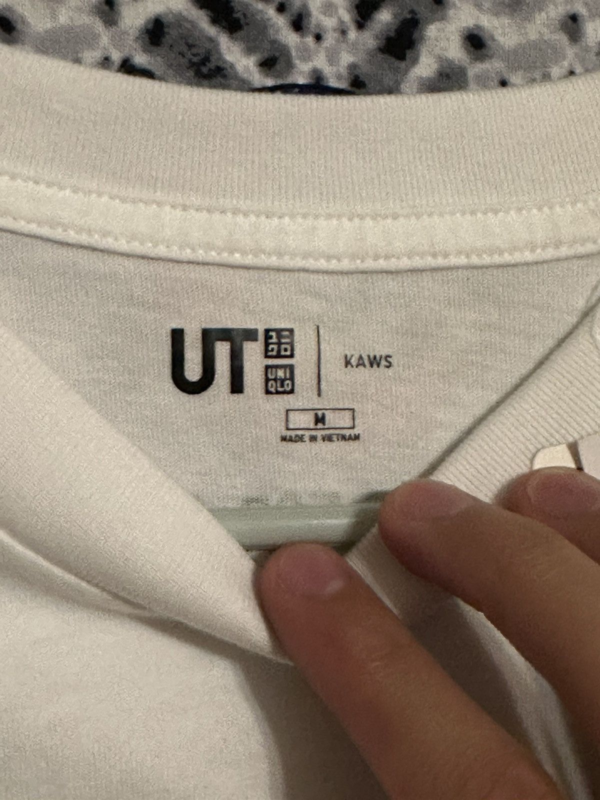 Kaws × Uniqlo KAWS Peace For All Size US M / EU 48-50 / 2 - 3 Thumbnail