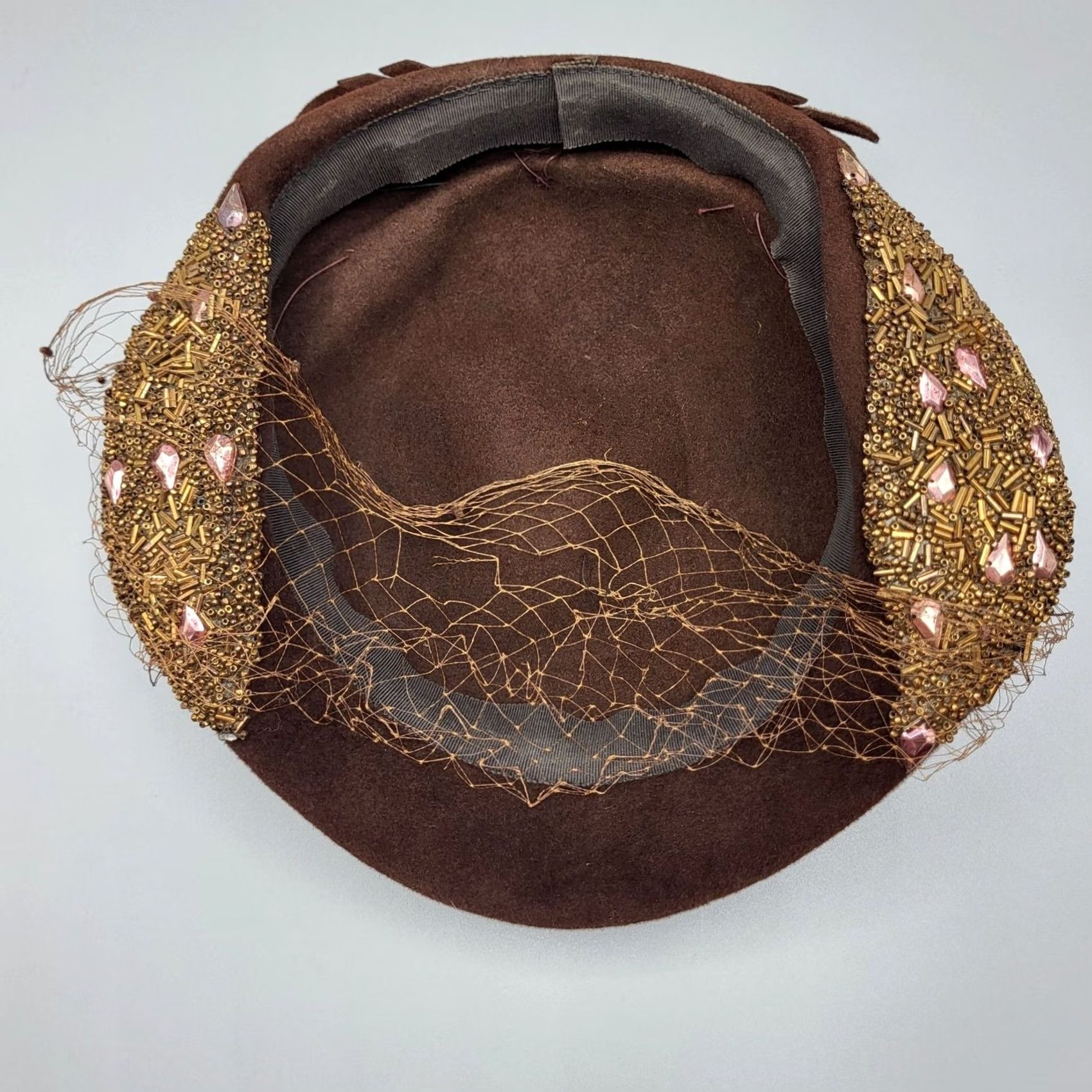 FELT VINTAGE Ladies Brown Beaded Felt Velour Hat With Netting Bow 1950s Womens Hats Size ONE SIZE - 4 Thumbnail