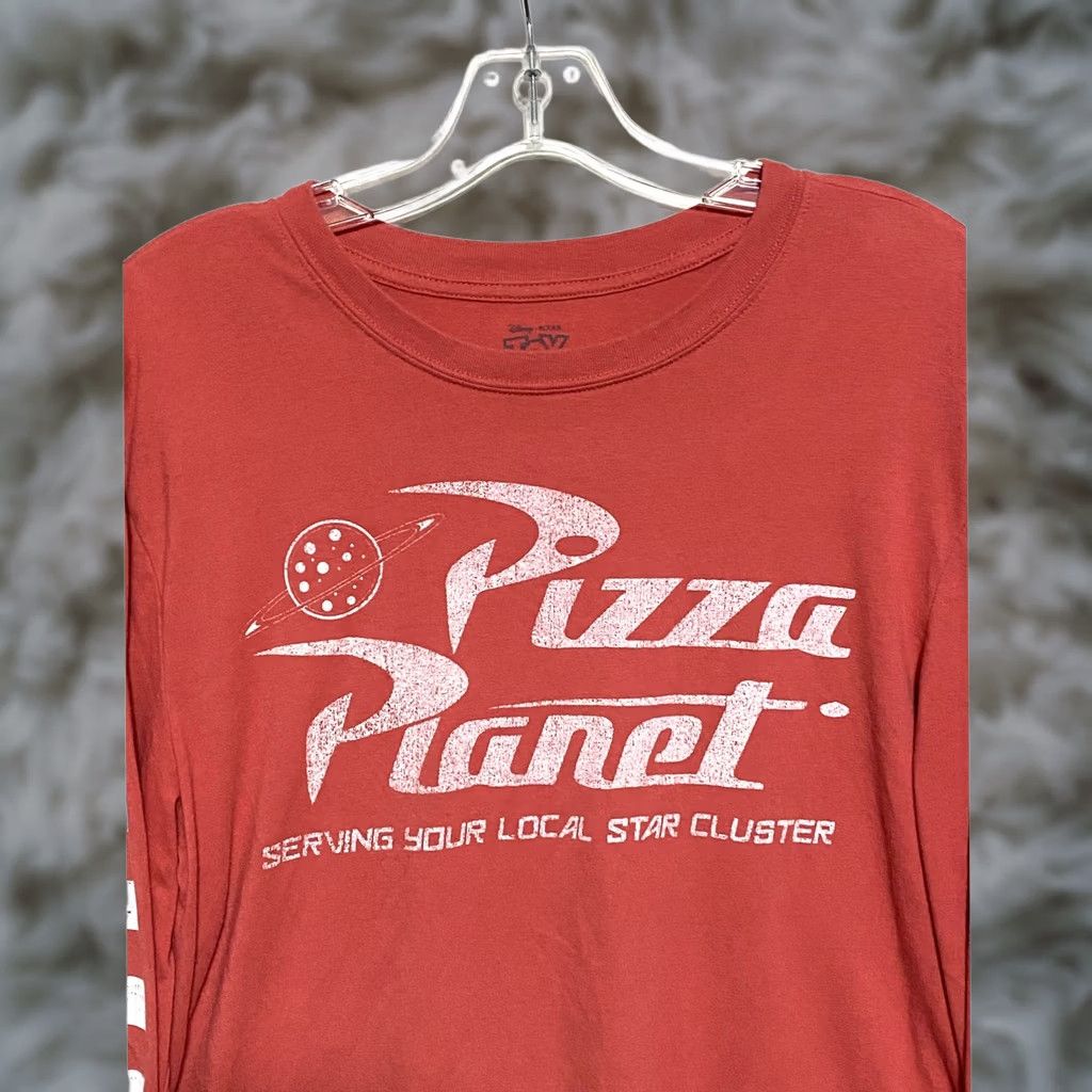 Disney VINTAGE Toy Story Pizza Planet Long Sleeve Shirt Mens M Disney 90s Y2K Aliens Buzz Lightyear Graphic Print Red Mens M Size US M / EU 48-50 / 2 - 1 Thumbnail
