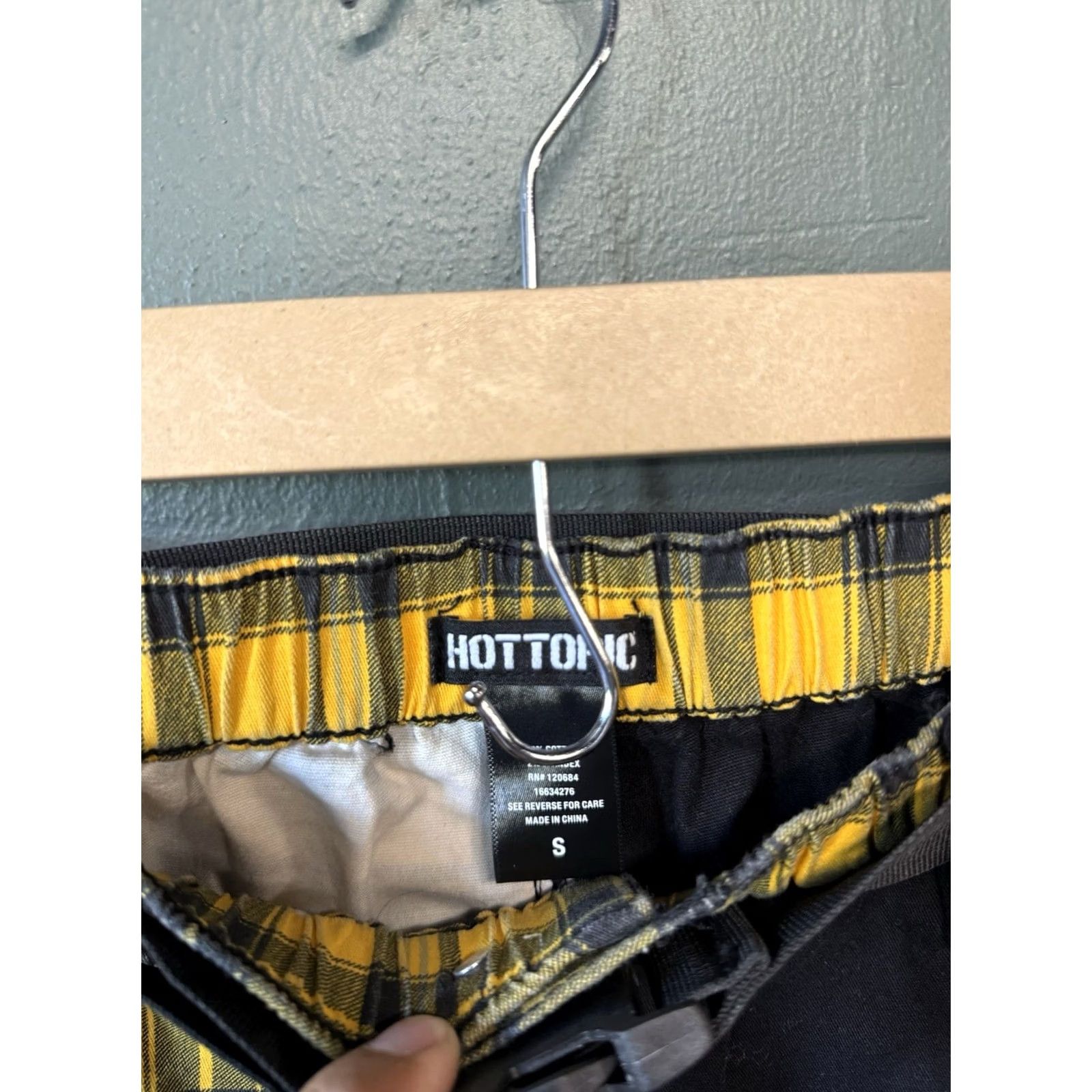 Hot Topic Hot Topic Womens Pants Cropped Multicolor Plaid S Slim Tapered 27in Inseam, Size Small, Regular, Women, Cropped, Plaid, Multicolor, Style: Cropped Size 28" / US 6 / IT 42 - 3 Thumbnail