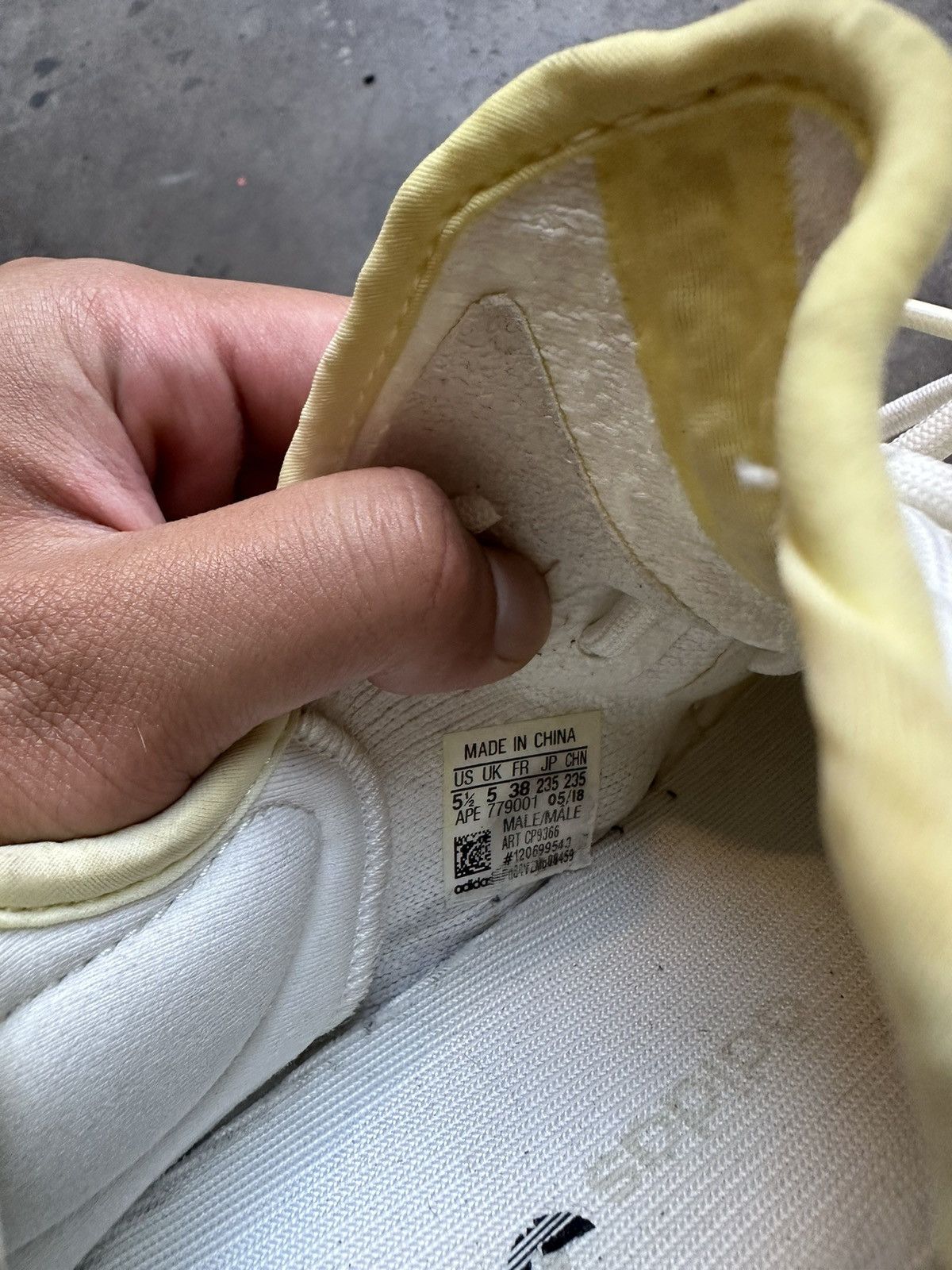 Yeezy Yeezy 350 V2 Cream Size US 5.5 / IT 35.5 - 6 Thumbnail
