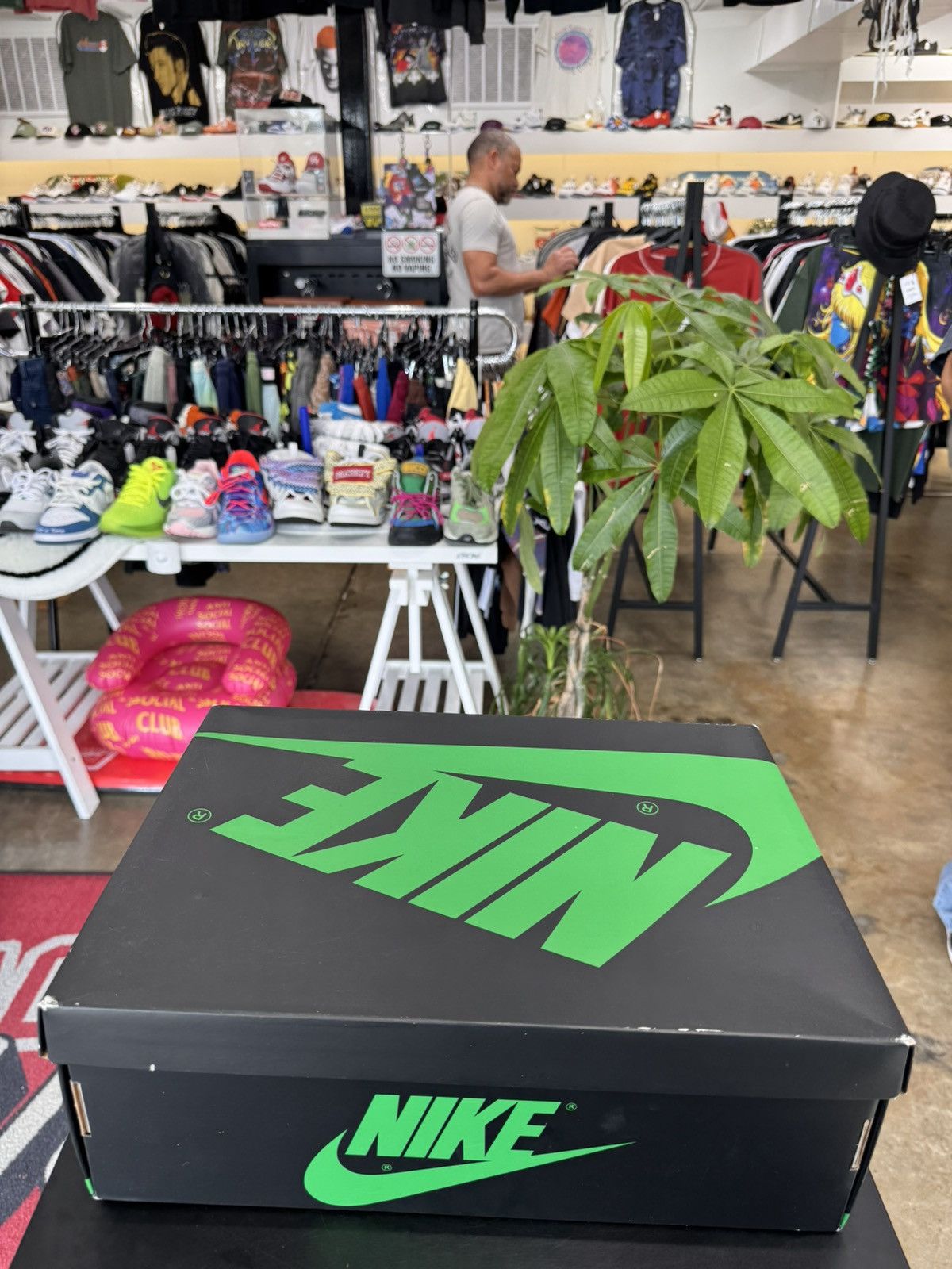 Jordan Brand Air Jordan 1 Lucky Green Size 11 (2023) Size US 11 / EU 44 - 16 Thumbnail