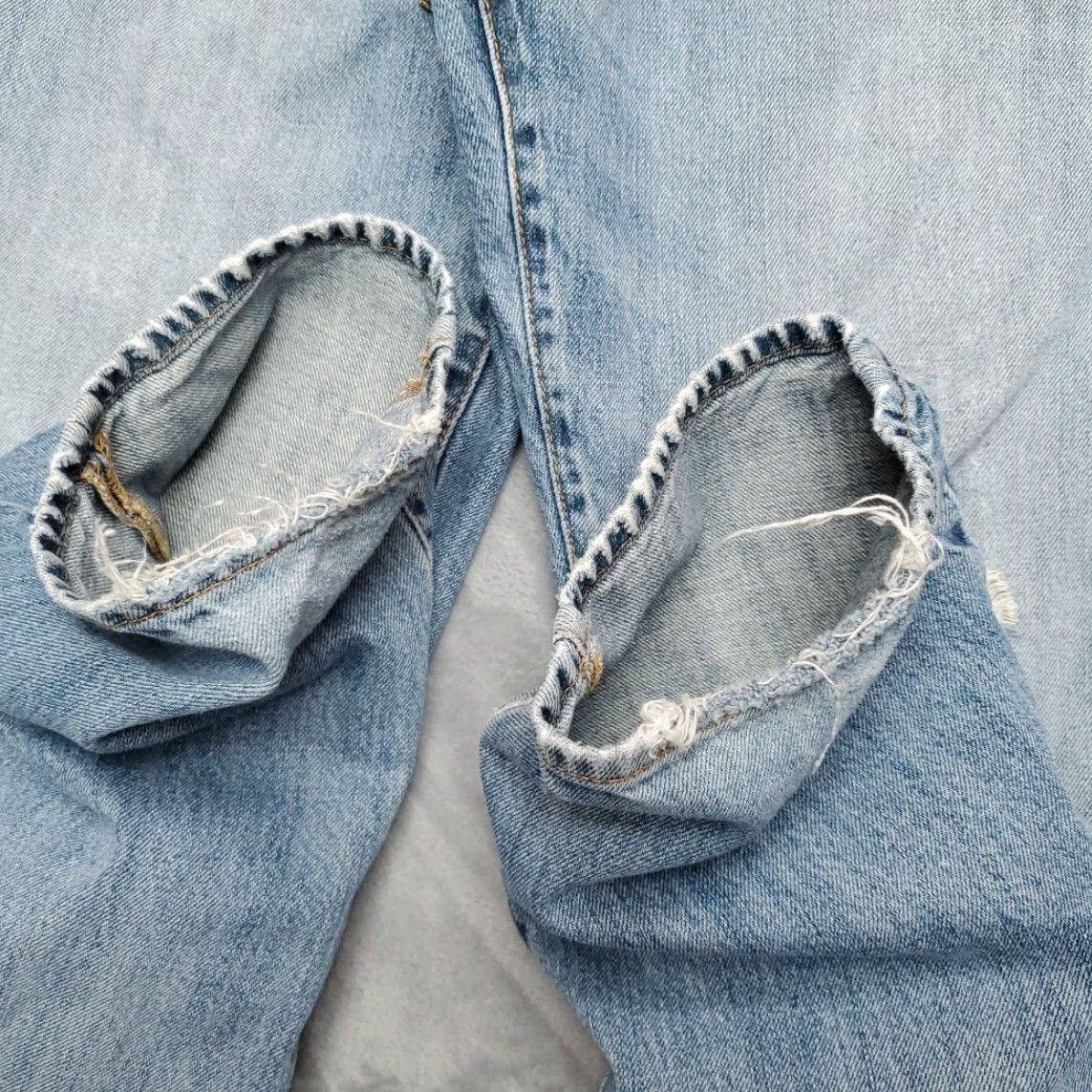 Gap Gap Jeans Mens 33x34 Blue Denim 100% Cotton Straight Leg Medium Wash Classics Jeans Mens 90s USA American Belt Loops 5-Pocket Zip Bags Womens? Size US 33 - 6 Thumbnail