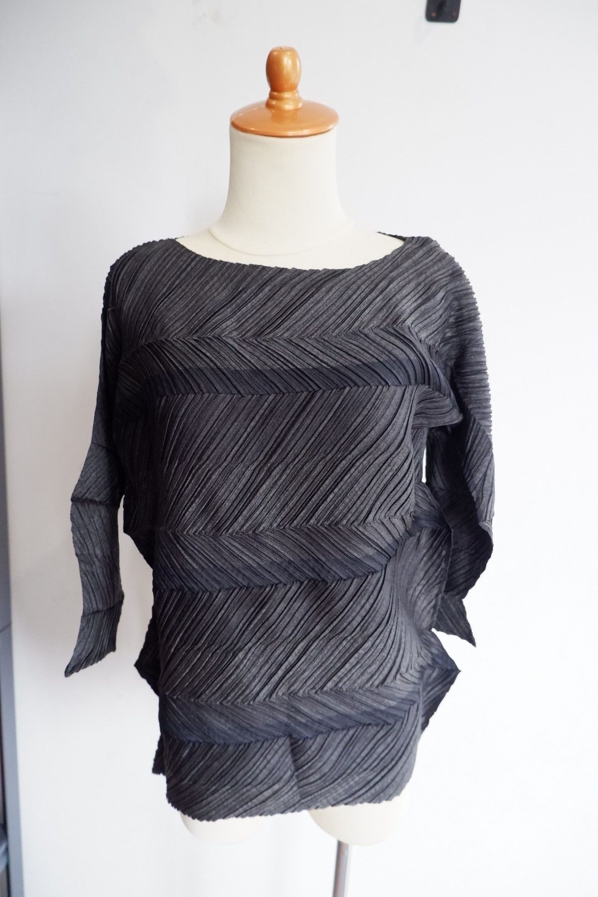 Pleats Please Issey Miyake 2010 Issey Miyake Asymetric Zigzag Pleats Blouse Size M / US 6-8 / IT 42-44 - 1 Thumbnail