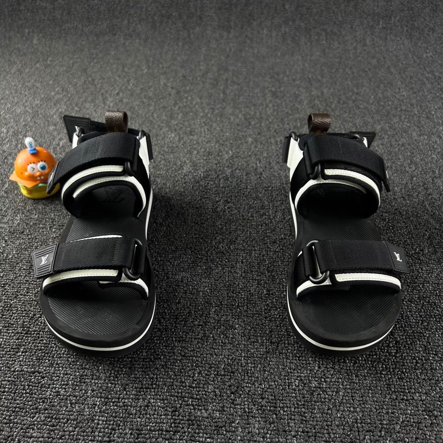 Louis Vuitton Louis Vuitton Velcro black 35 sandals Size US 4 / IT 34 - 2 Thumbnail