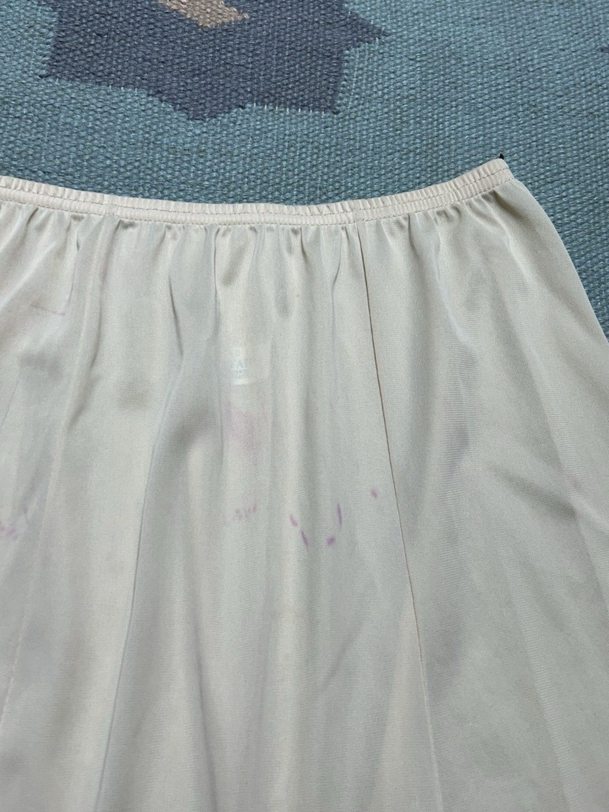 Vintage vanity fair slip skirt nylon silky lace trim lingerie medium Size 28" / US 6 / IT 42 - 7 Thumbnail