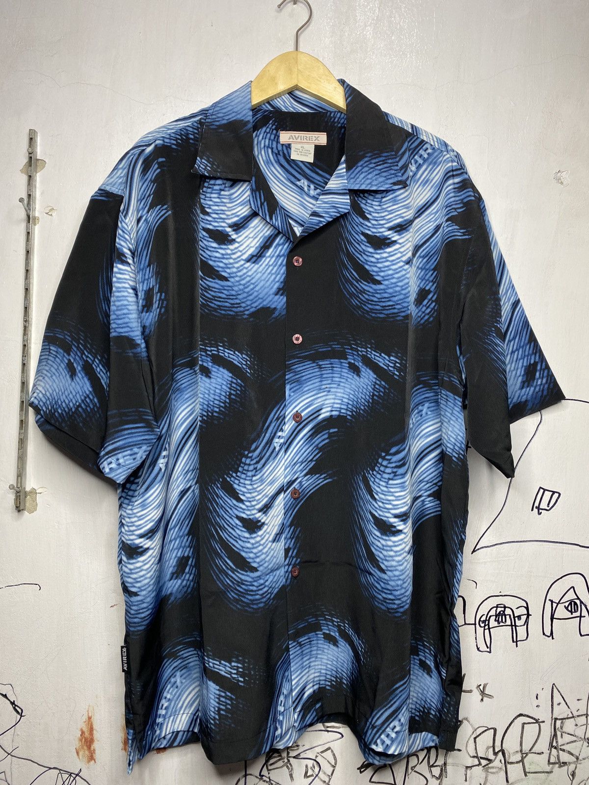 Avirex Avirex shirt made of slippery oversized material Size US XL / EU 56 / 4 - 1 Thumbnail