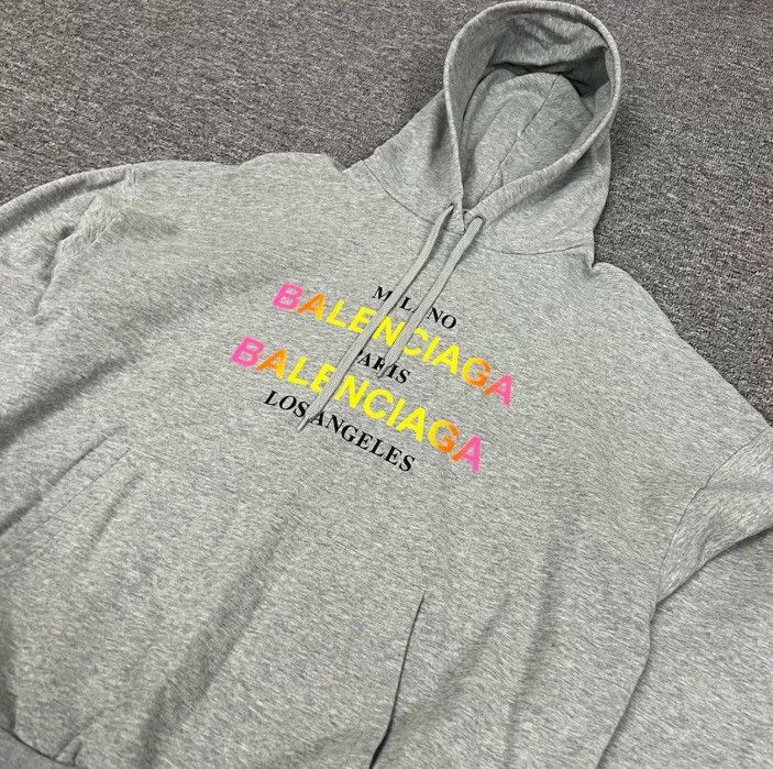 Balenciaga Balenciaga Gradient Logo Hoodie2412-Nextarrow Size US S / EU 44-46 / 1 - 3 Thumbnail
