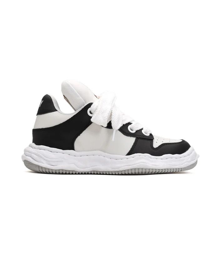 o1mle0924 Leather Puffer Low-Top Sneaker in Black & White