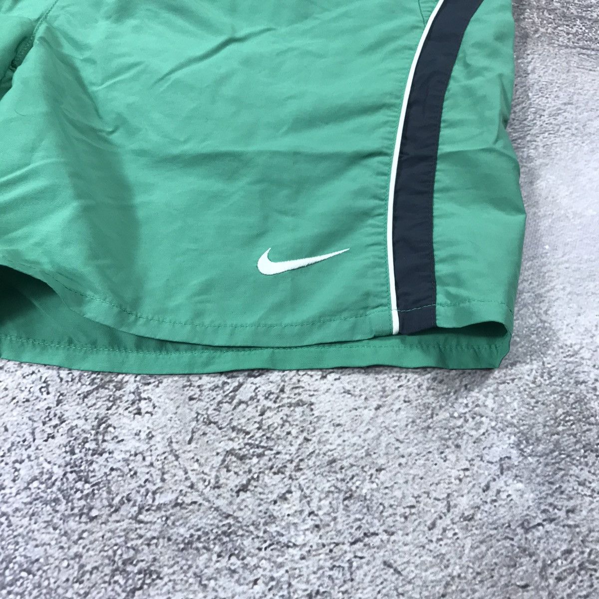 Vintage Vintage Nike Swoosh Shorts Y2K Streetwear Green Baggy 34 Size US 34 / EU 50 - 2 Thumbnail