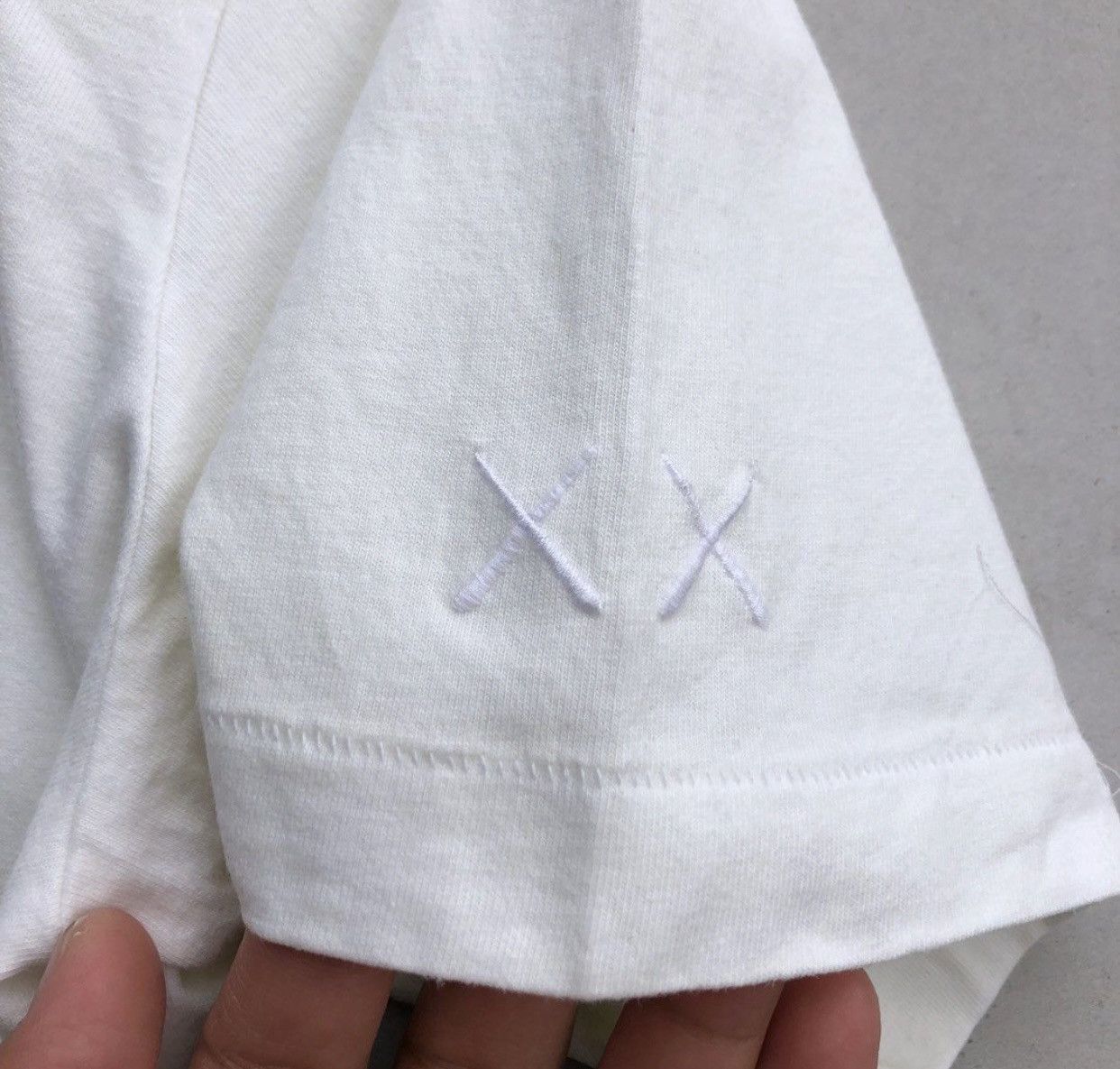 Japanese Brand × Kaws × Uniqlo Kaws with baby Size US M / EU 48-50 / 2 - 2 Thumbnail