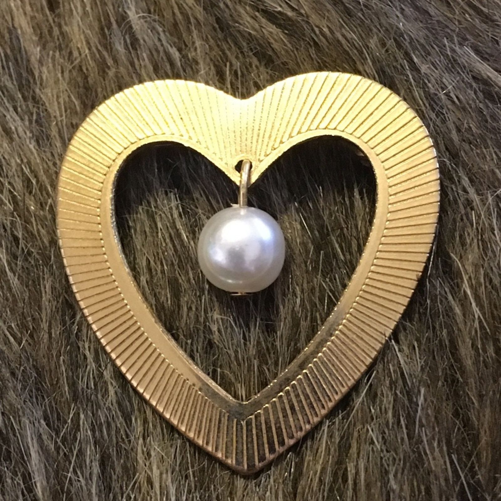 Vintage Vintage gold tone heart dangle pearl accent brooch Size ONE SIZE - 1 Thumbnail