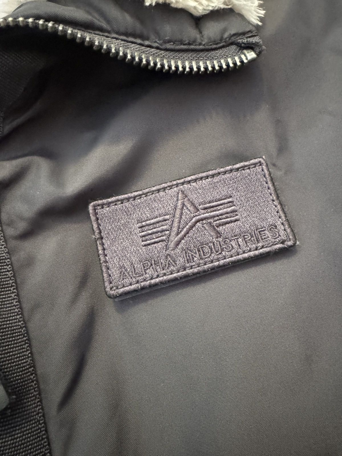 Alpha Industries Vintage alpha industries bomber with white fur Size US L / EU 52-54 / 3 - 5 Thumbnail