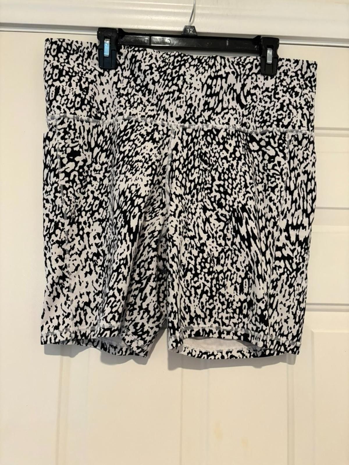 Designer Womens Athleta active wear black/shorts sz 2X #386 Size 42" / US 20 - 1 Thumbnail
