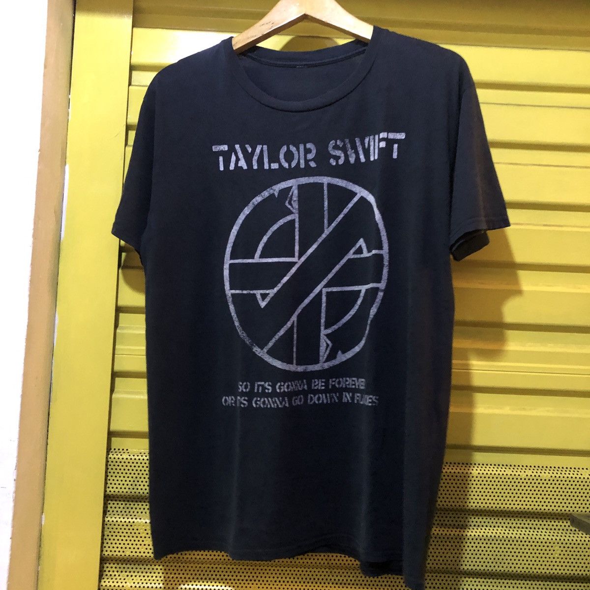 Band Tees Taylor Swift Crass rip off band tee Size US M / EU 48-50 / 2 - 1 Thumbnail