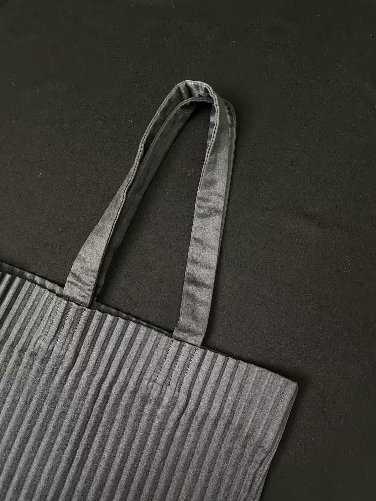 Japanese Brand Deadstock A Pale Petal Pleats Gray Tote Bag OS Size ONE SIZE - 6 Thumbnail