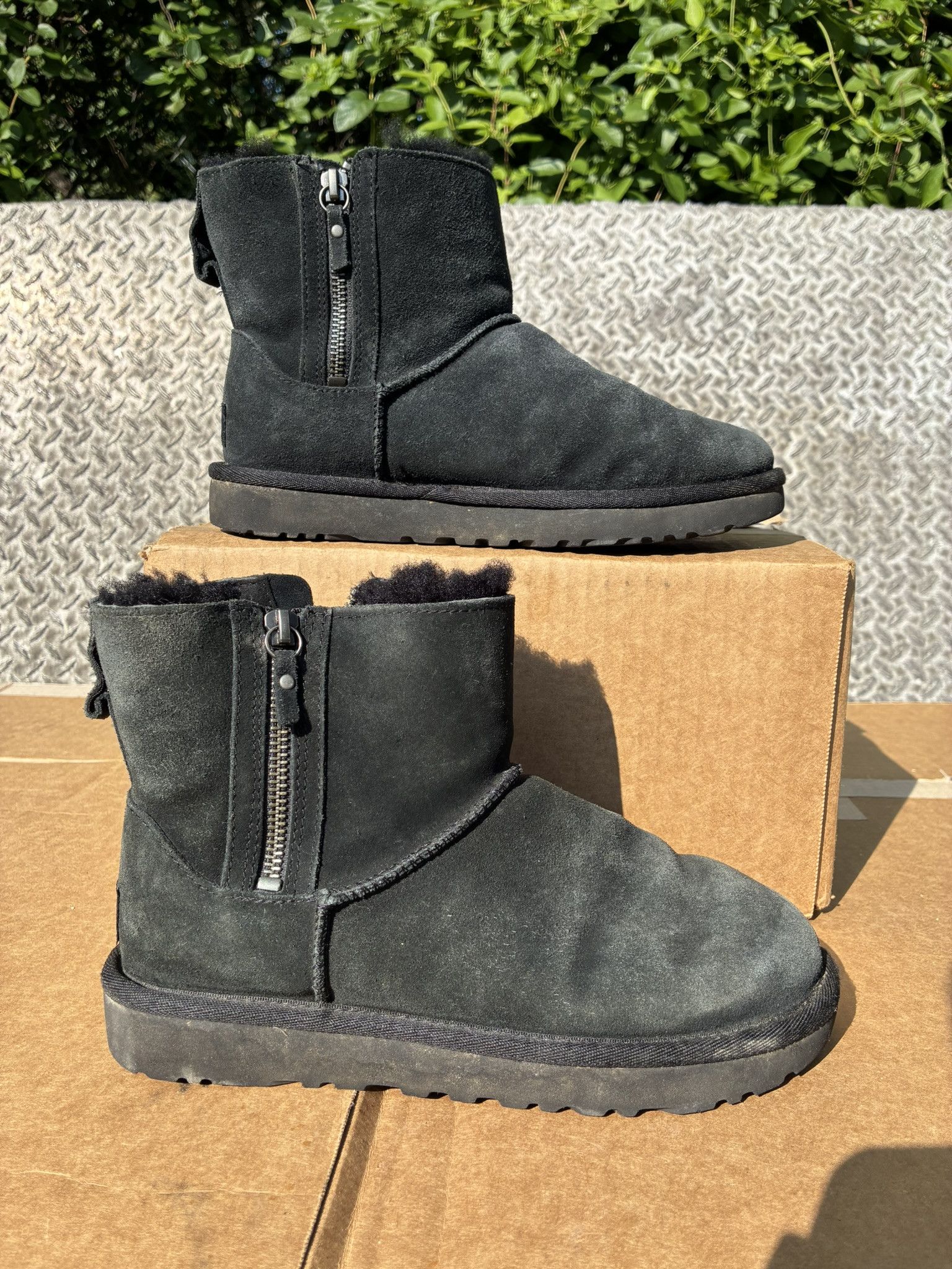 Ugg UGG Classic Mini Double Zip Black 1118853 Size US 6 / IT 36 - 1 Thumbnail