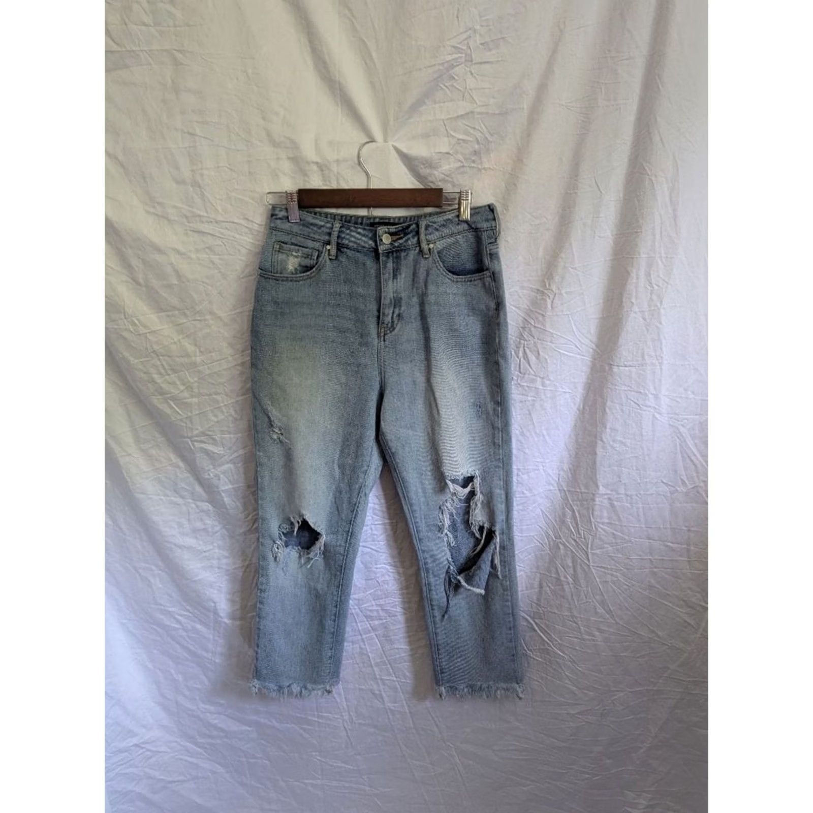 Vintage VINTAGE Light Wash Distressed High Rise Mom Jeans Cropped Frayed Distressed Womens 28 Size 28" / US 6 / IT 42 - 2 Thumbnail