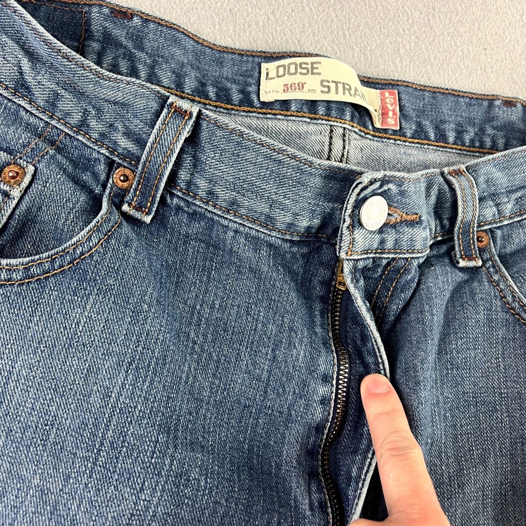 Levi's VINTAGE Levi's Jeans Mens 38x32 Blue 569 Loose Straight Denim Y2K Regular Inseam 30 Mens Jeans Brown Logo Size US 38 / EU 54 - 3 Thumbnail