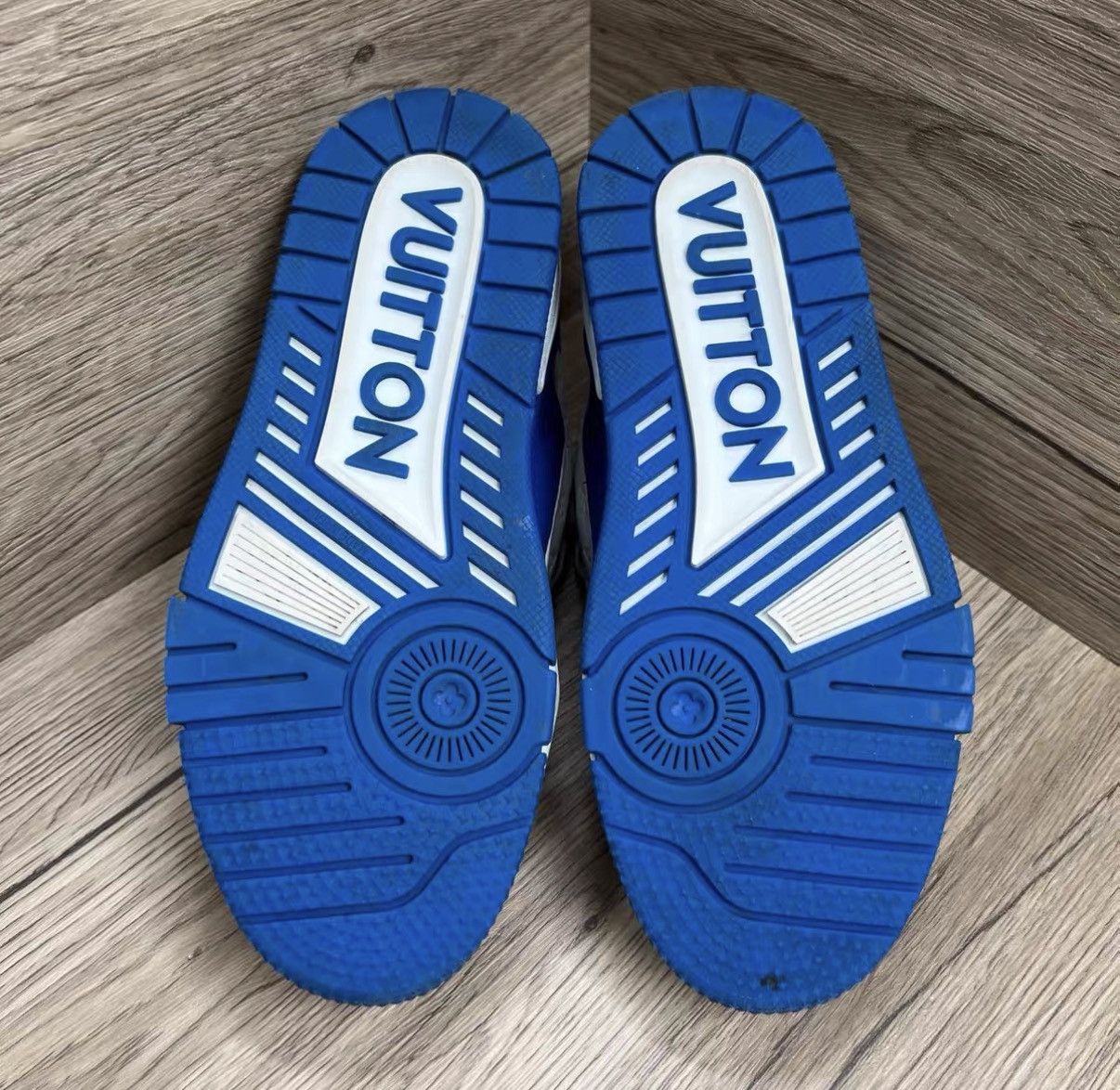Louis Vuitton Louis Vuitton Trainer White & Blue Embossed Sneakers J41 Size US 5.5 / IT 35.5 - 5 Thumbnail