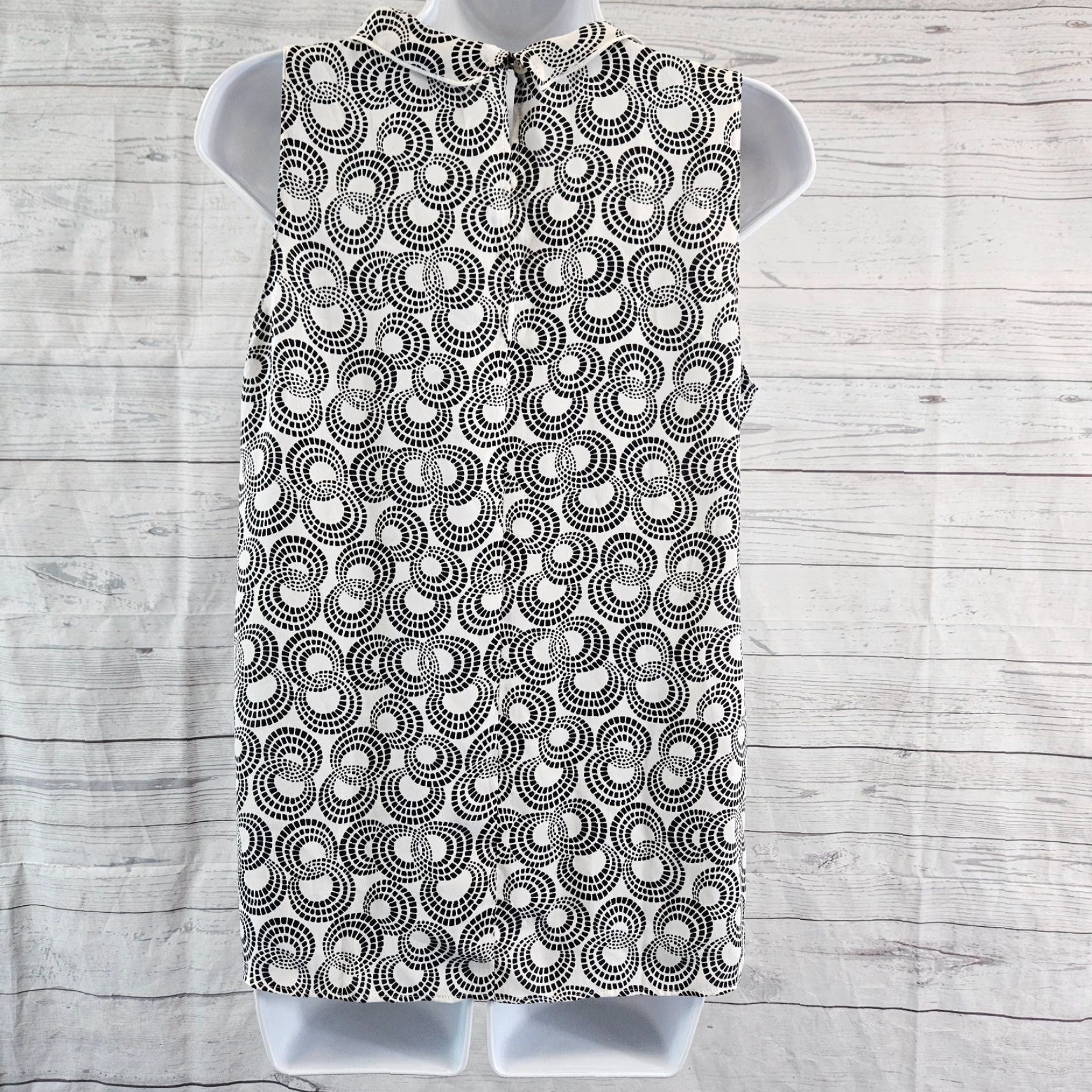 Ann Taylor Ann Taylor Top Sz Small Black White Sleeveless Ruffle Womens Size S / US 4 / IT 40 - 4 Thumbnail