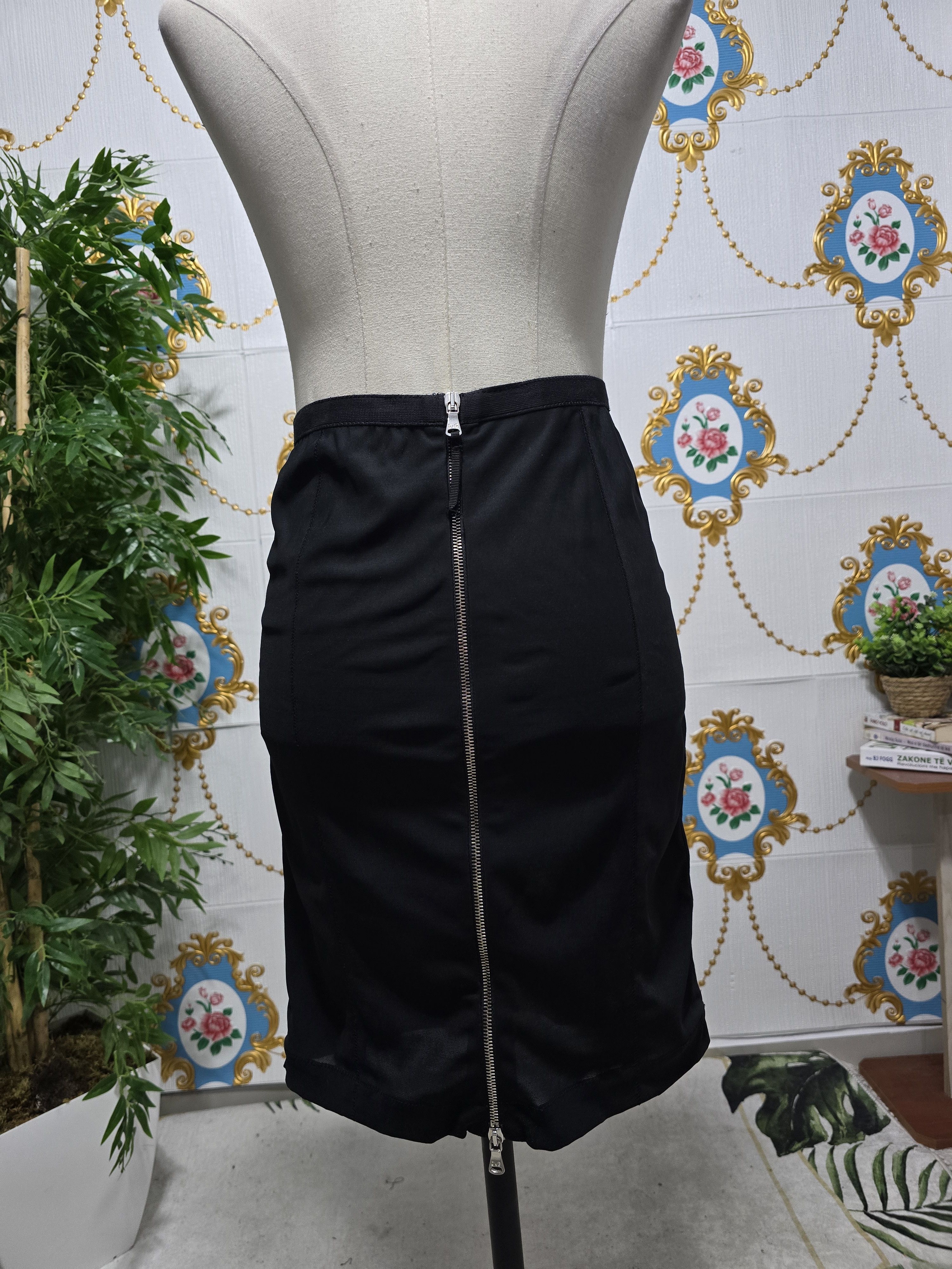 Dolce & Gabbana DOLCE & GABBANA Grey & Black Rushed Shear Back Fitted Skirt Size 28" / US 6 / IT 42 - 11 Thumbnail