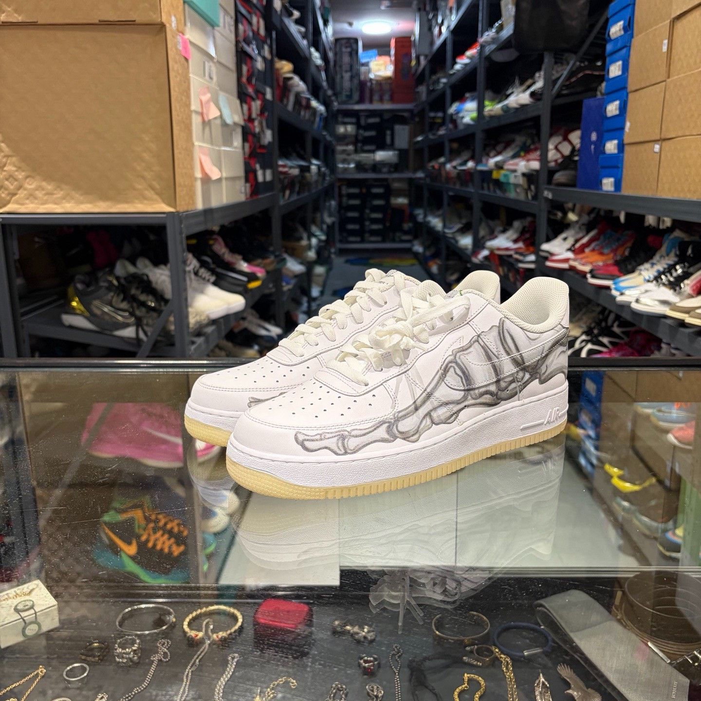 Nike Nike White Lowtop Sneakers 10.5 Men Size US 10.5 / EU 43-44 - 1 Thumbnail