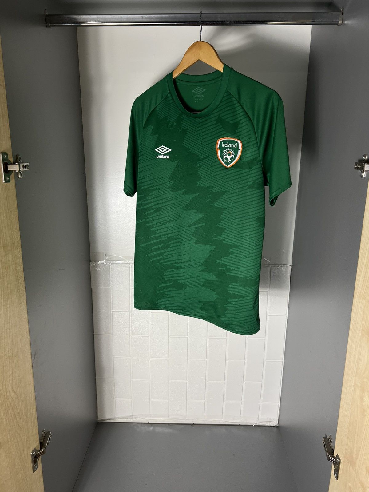 Umbro VINTAGE UMBRO IRELAND SOCCER JERSEY RETRO BLOKECORE Y2K 90s Size US M / EU 48-50 / 2 - 2 Thumbnail