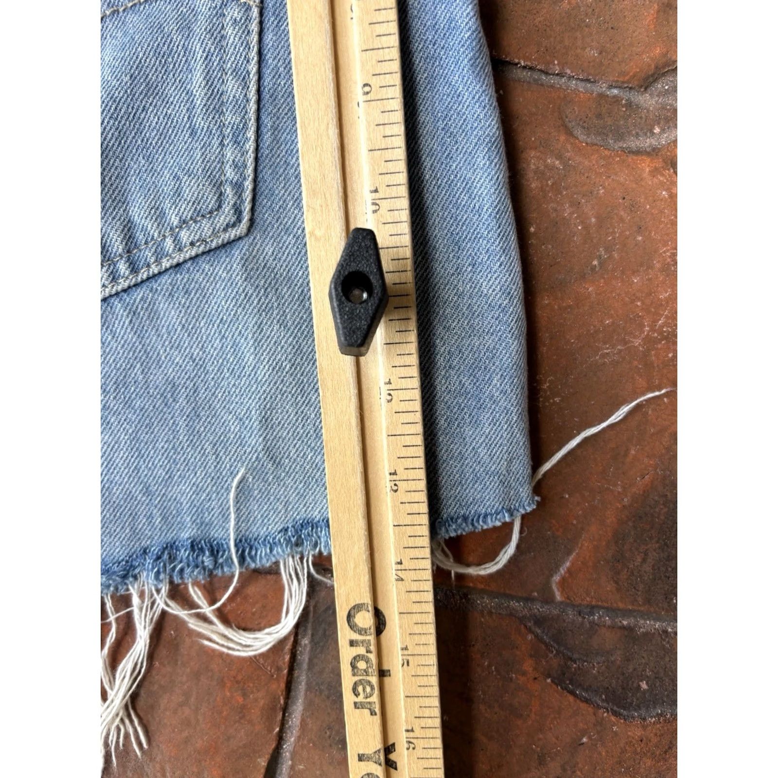 Levi's Levi's Silver Tab Mom Jean Shorts Women's 30 Light Wash Blue Distressed Size 30" / US 8 / IT 44 - 7 Thumbnail