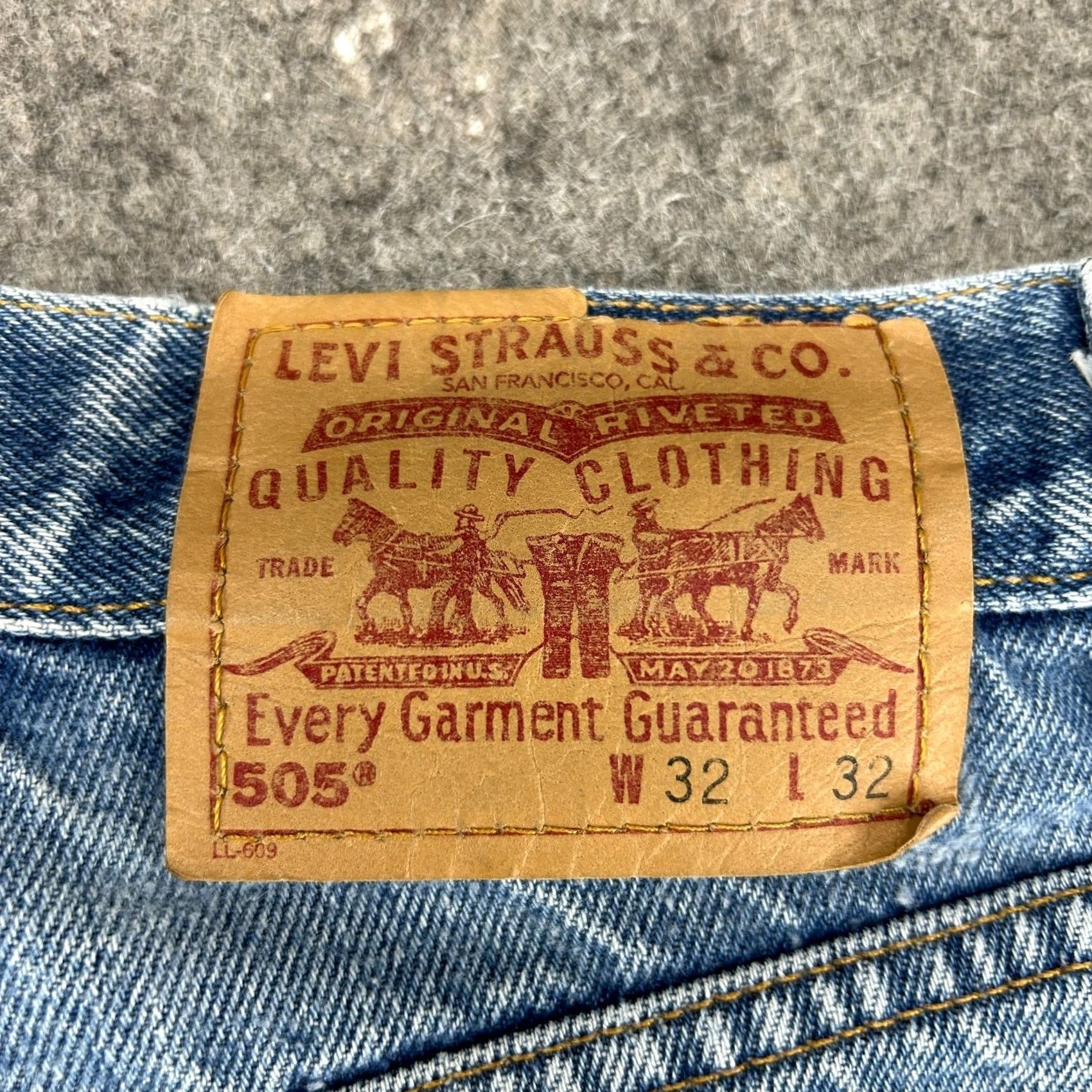 Levi's VINTAGE Levi's 505 Jeans Mens 32x32 Blue Regular Fit Straight Leg Distressed Light Wash denim 100% Cotton 5-Pocket Belt Loops Mod ern Mens Size US 32 / EU 48 - 3 Thumbnail
