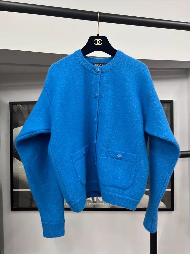 Chanel 22B blue round-neck knitted jacket