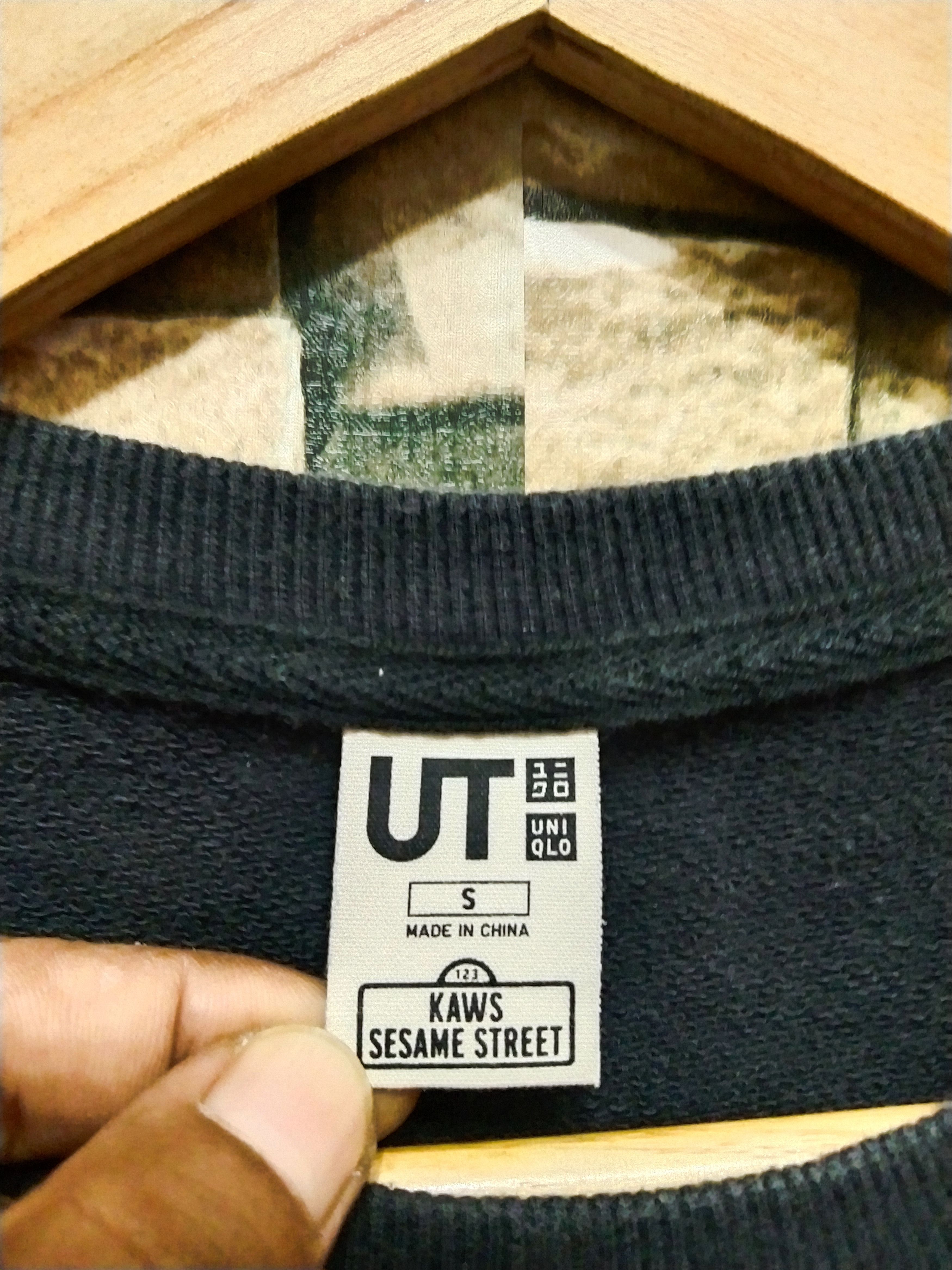 Kaws × Uniqlo Kaws x Sesame Street Sweatshirt Size US M / EU 48-50 / 2 - 7 Thumbnail