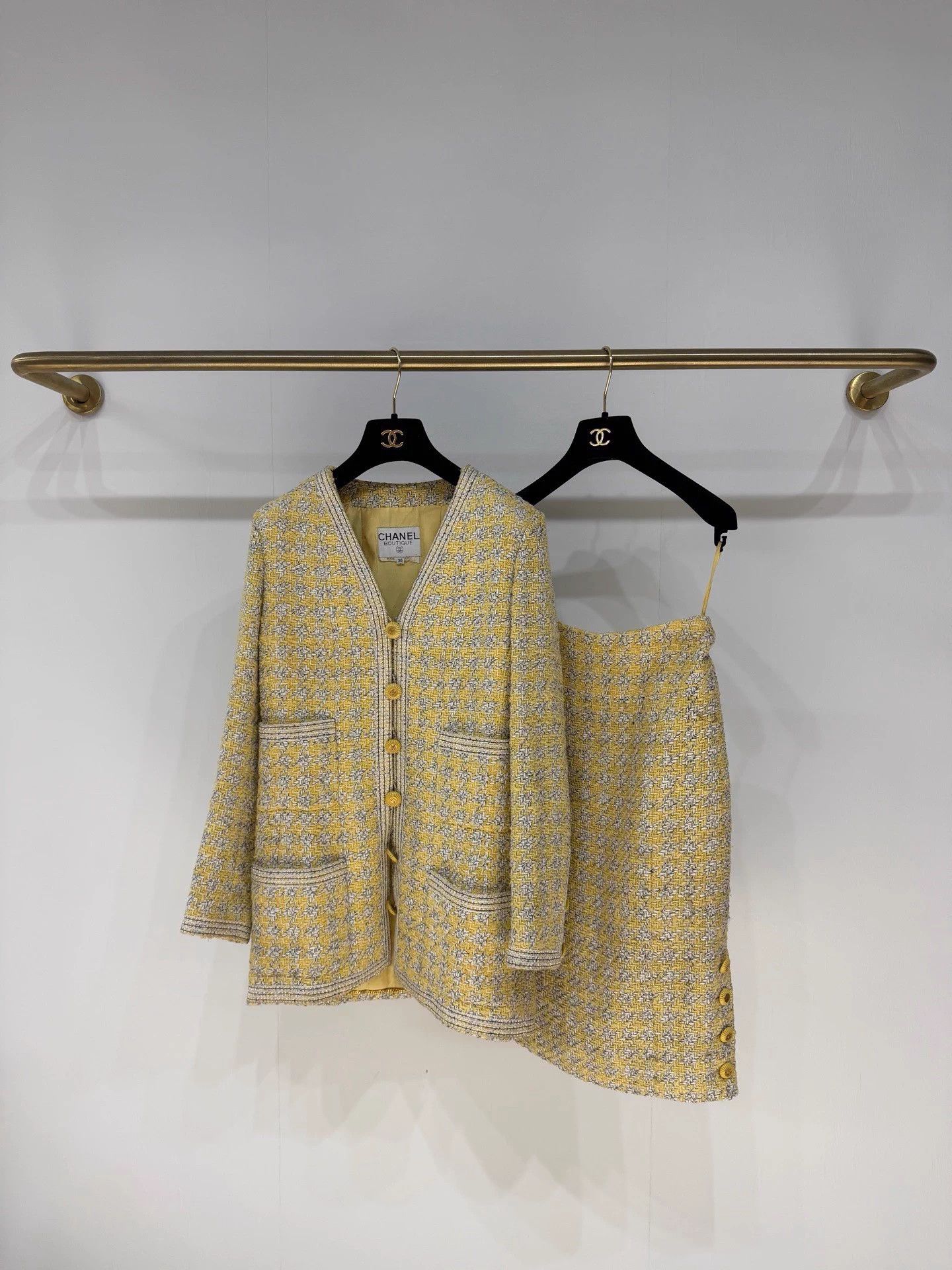 Chanel Chanel 93 Runway Wool Yellow Daisy Button Set Size XS / US 0-2 / IT 36-38 - 1 Thumbnail