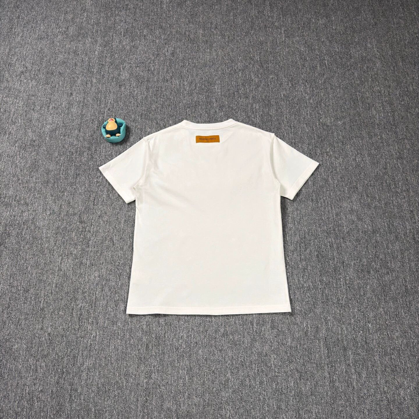 Louis Vuitton LV Graffiti 3D White Short-Sleeve Tee S Near New Size US L / EU 52-54 / 3 - 2 Thumbnail
