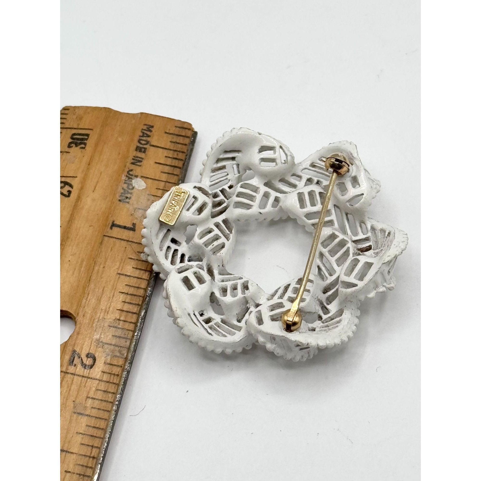 Vintage Vintage Crown Trifari white wreath brooch pin Size ONE SIZE - 3 Thumbnail