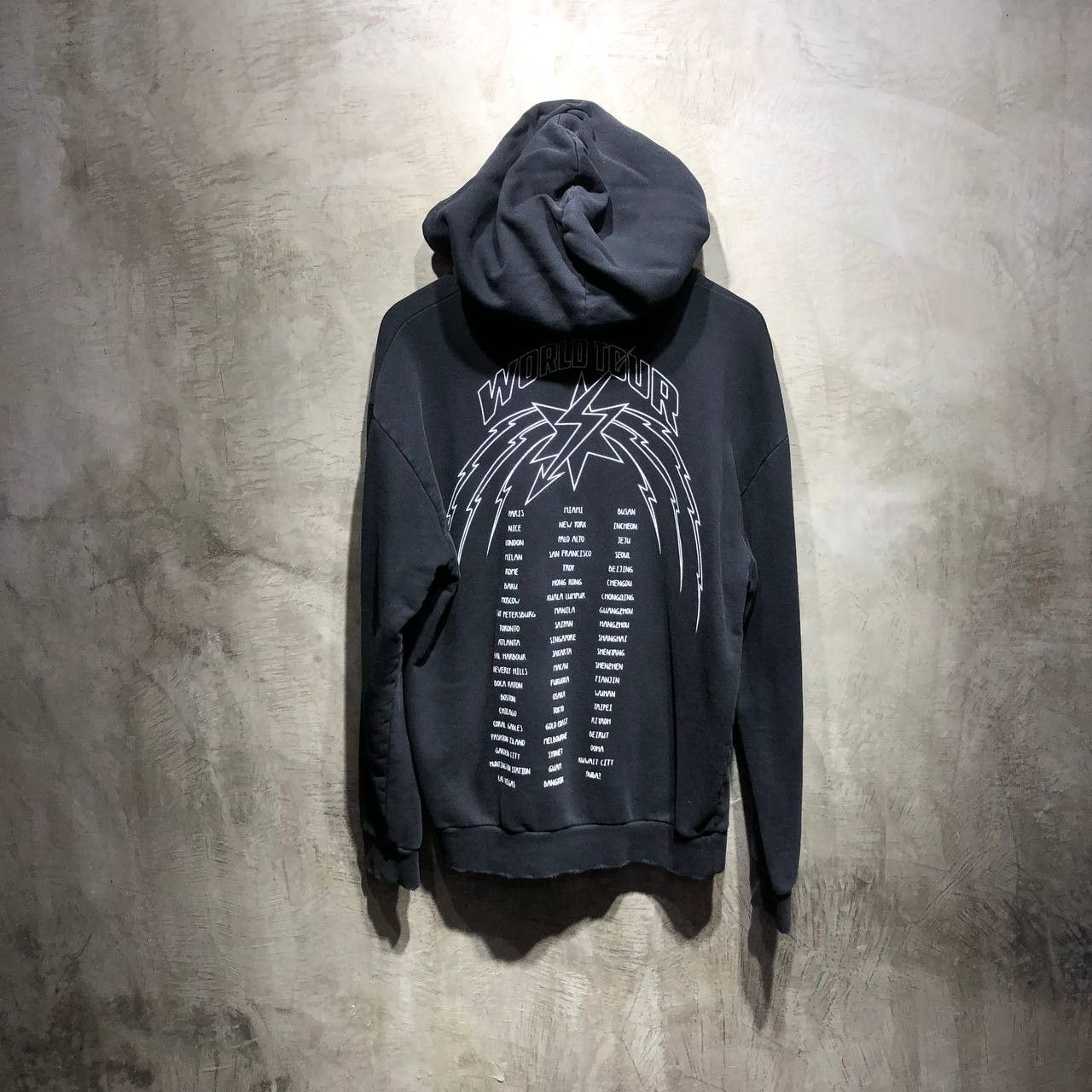 Givenchy Givenchy World tour distressed pull over hoodie Size US L / EU 52-54 / 3 - 1 Thumbnail