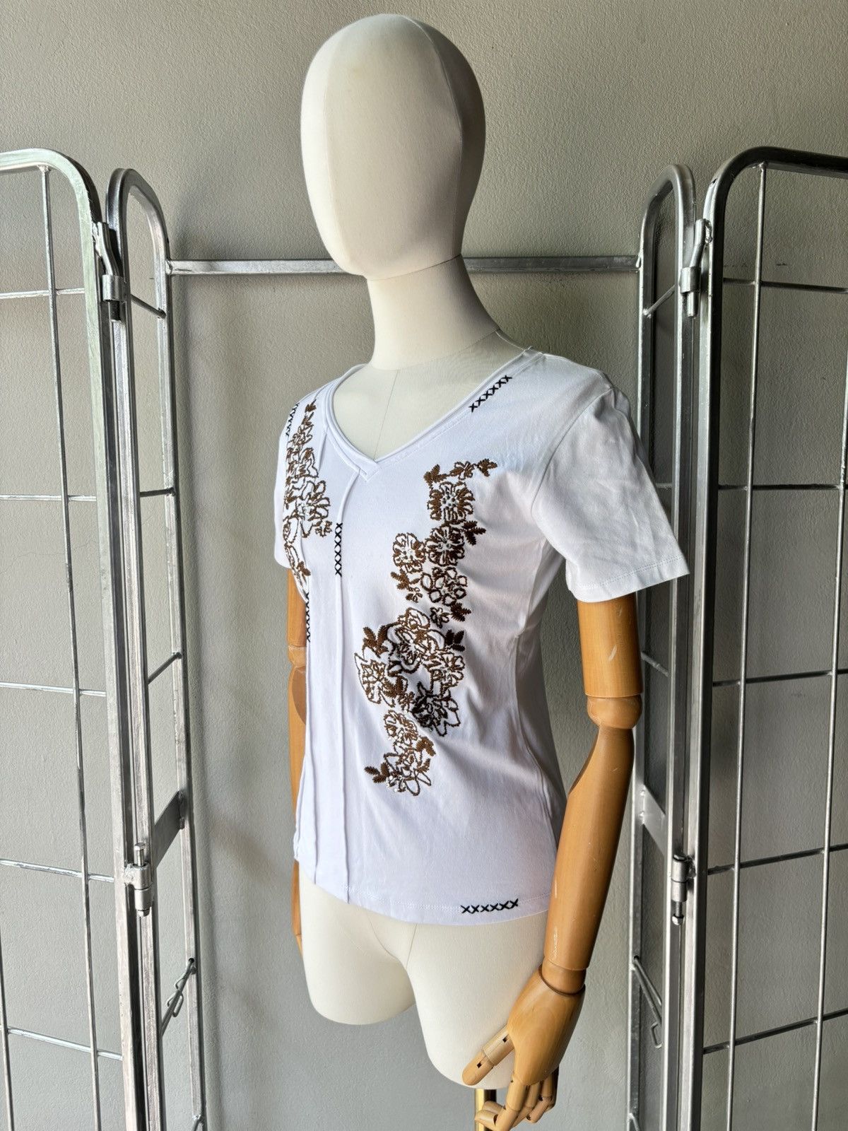 Christian Dior flowers embroidery white v neck tee