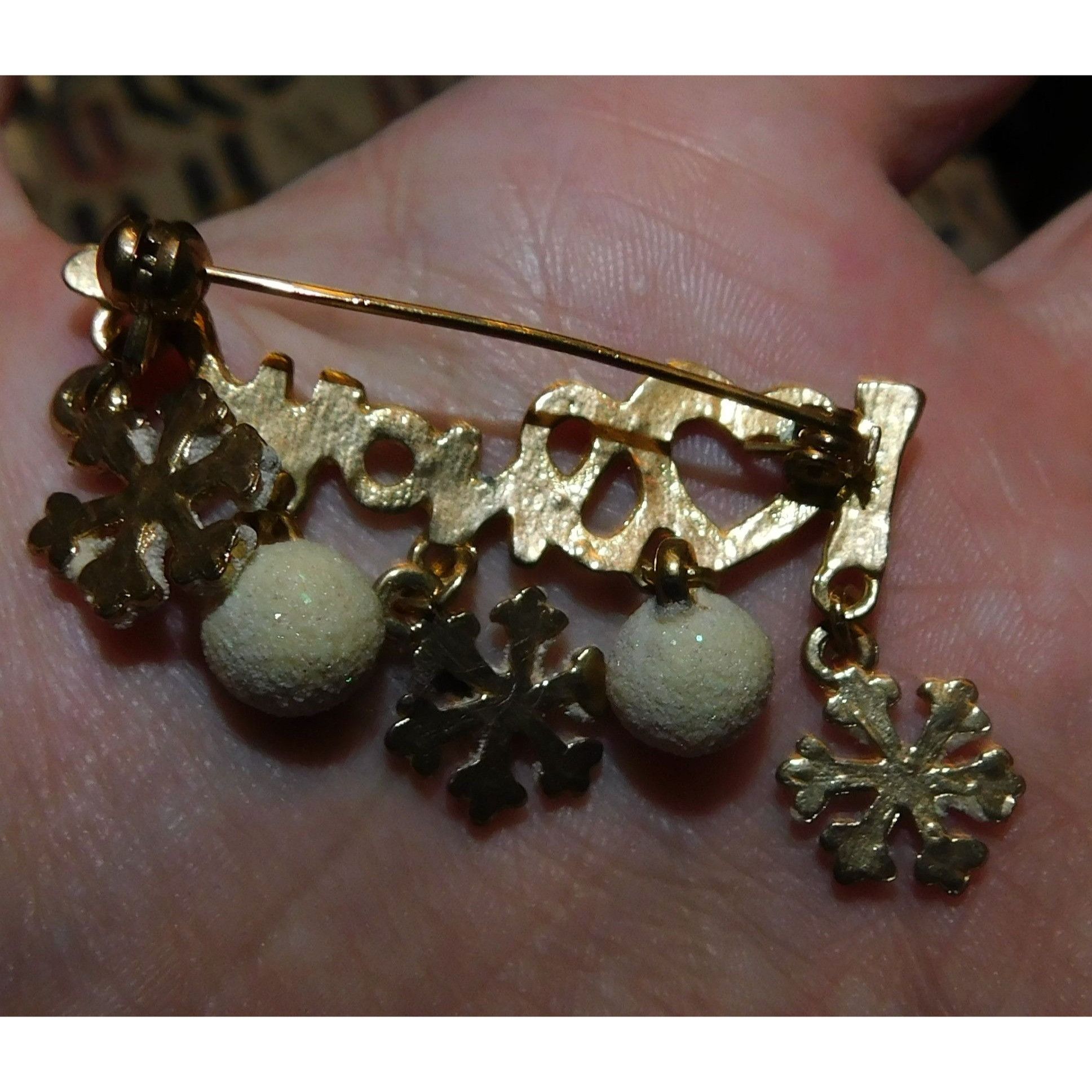 Other Vintage I Love Snow Holiday Brooch With Snowflake Charms Size ONE SIZE - 3 Thumbnail