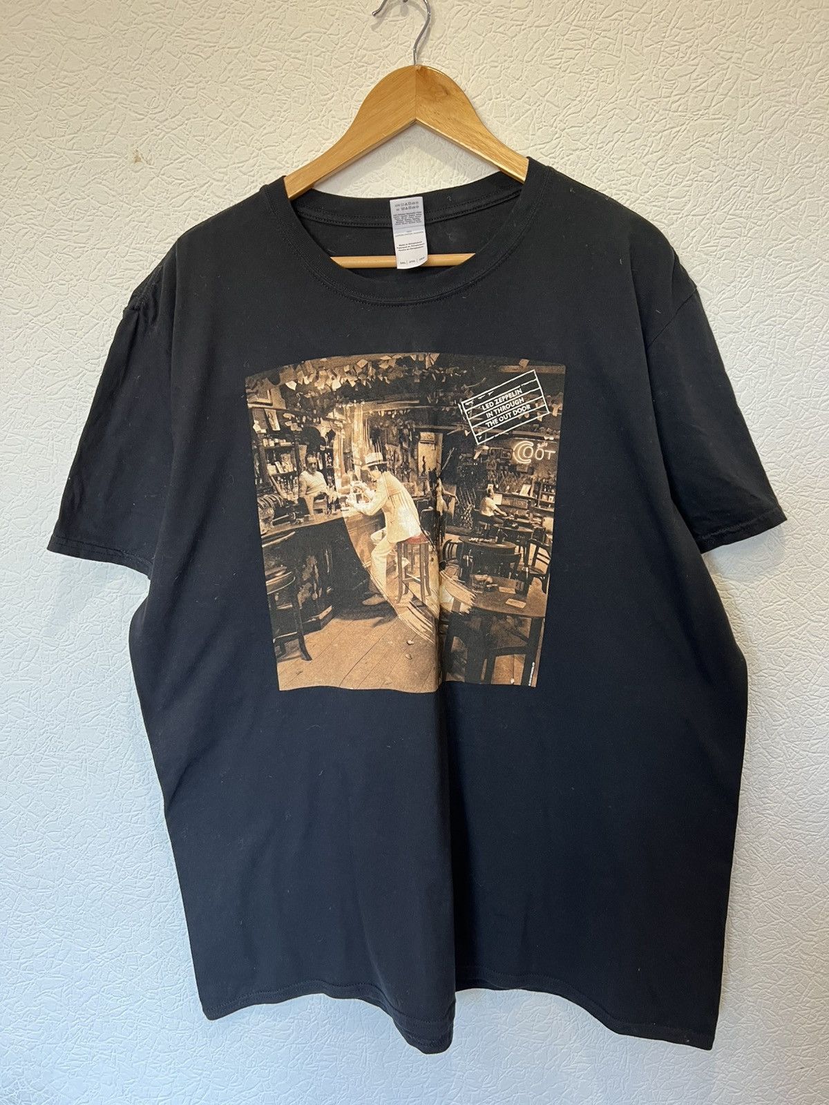 Band Tees Led Zeppelin 2015 in through the out door T Shirt Black Size US XXL / EU 58 / 5 - 1 Thumbnail