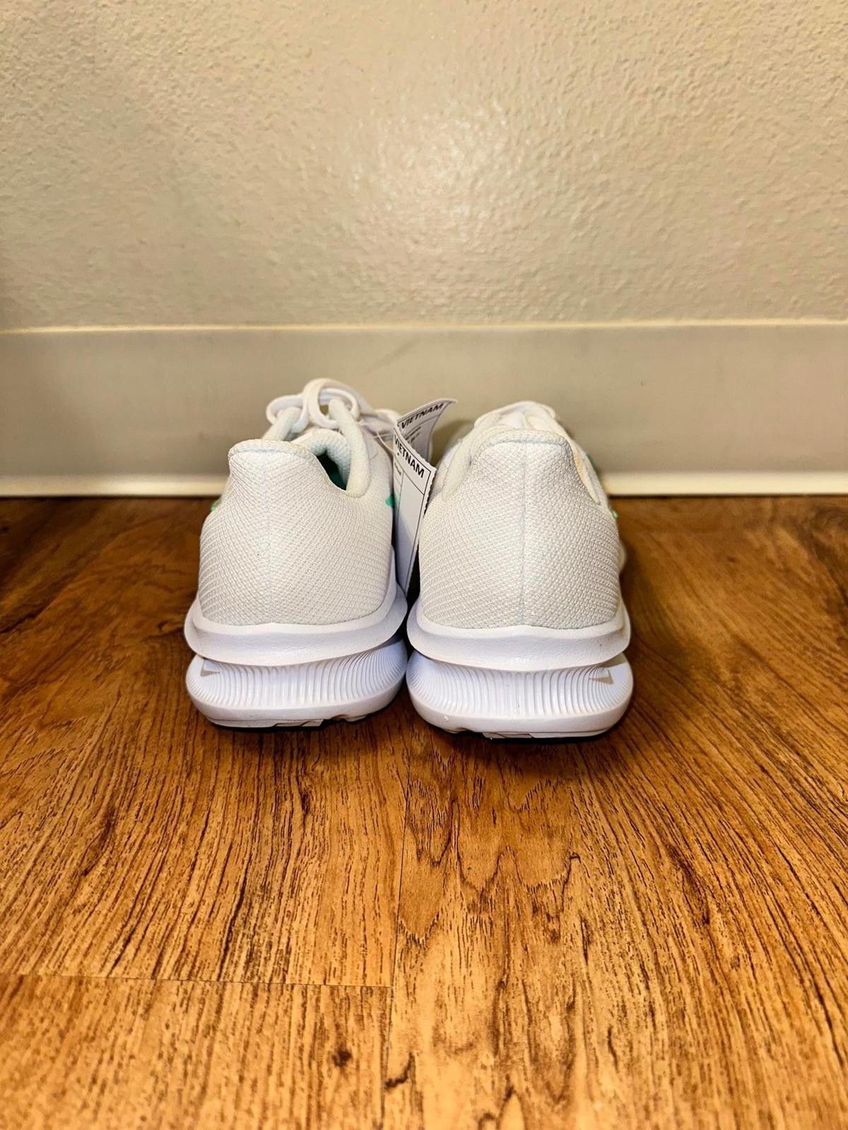 Nike Nike Downshifter 17 'White Signal Green' Sample Size US 8 / IT 38 - 2 Thumbnail