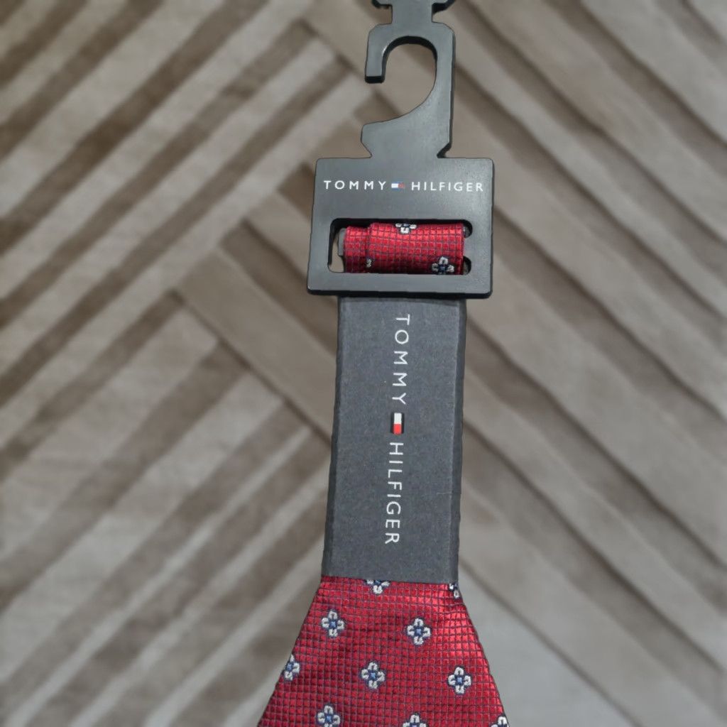 Tommy Hilfiger VINTAGE Tommy Hilfiger Bow Tie Mens Red Geometric Silk Bow Tie Logo Accent 10/10 Size ONE SIZE - 1 Thumbnail