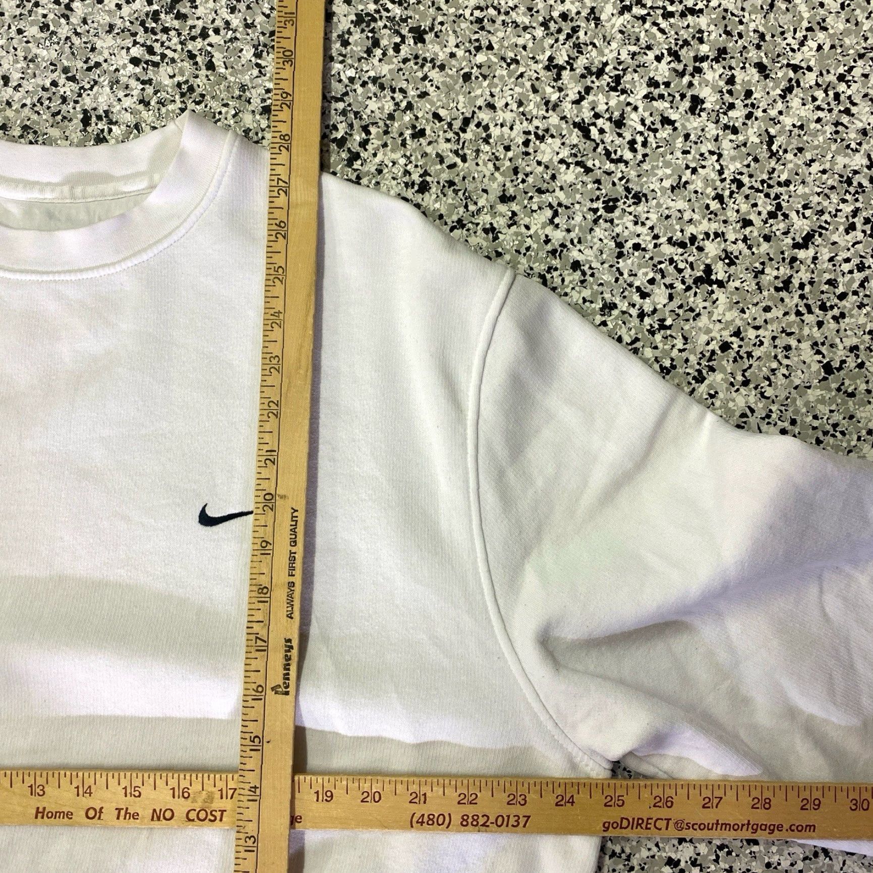 Nike VINTAGE Nike Small Swoosh Check White Crewneck Sweatshirt Medium Men’s Sweatshirt White Nike Sportswear Crewneck Pullover Size US M / EU 48-50 / 2 - 3 Thumbnail