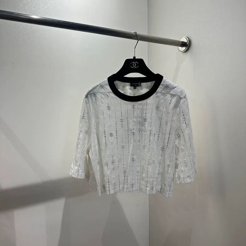 Chanel Chanel 23C white full-printed rhinestone logo round-neck s Size XS / US 0-2 / IT 36-38 - 1 Thumbnail