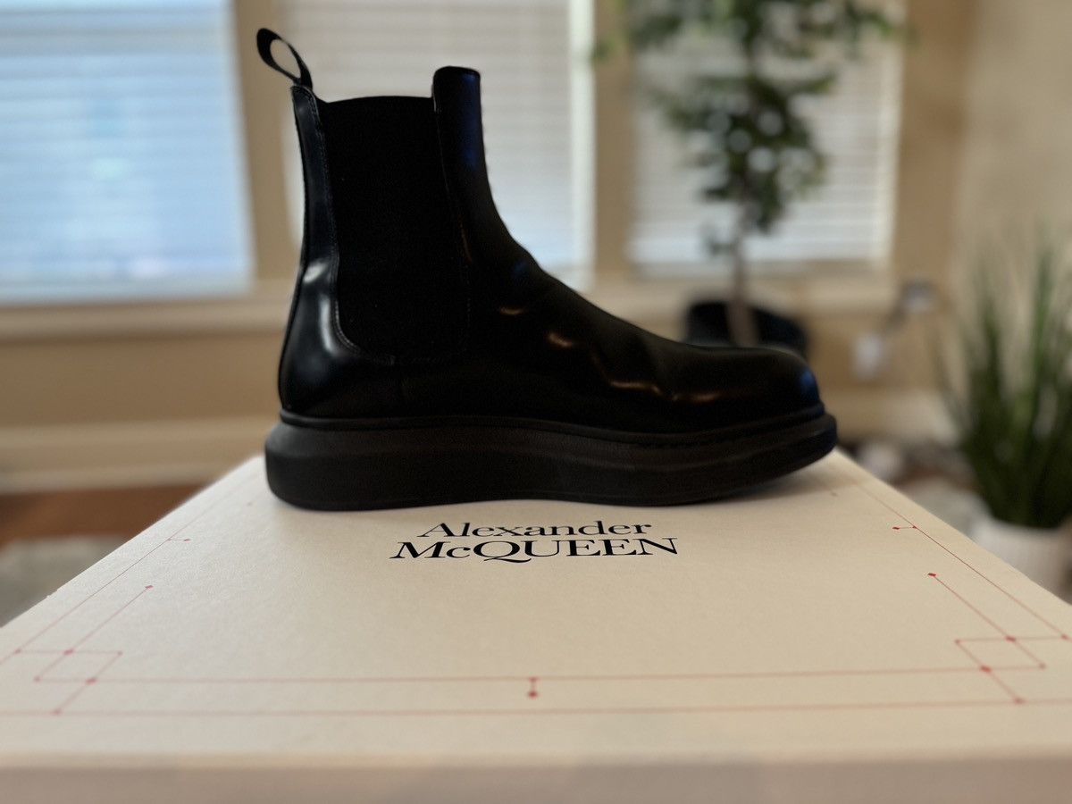 ショートブーツ・ブーティ ALEXANDER MCQUEEN OVERSIZED CHELSEA BOOTS Alexander McQueen Suede Wedge Sole Chelsea Boot Alexander