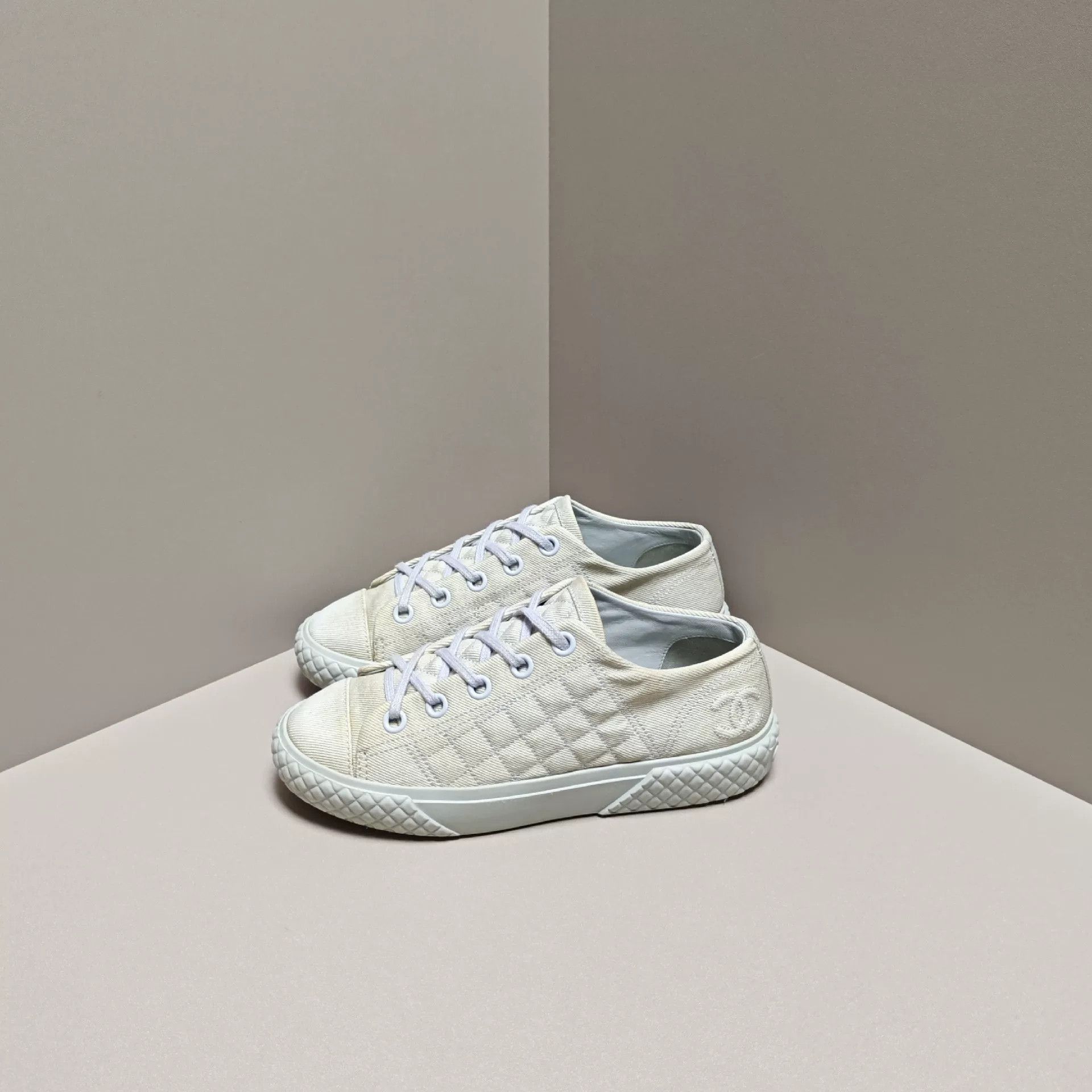 Chanel Chanel Quilted Lowtop Sneakers us_6 Women Size US 6 / IT 36 - 1 Thumbnail