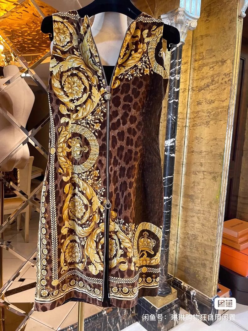 Versace Versace Classic baroque velvet vest dress Size M / US 6-8 / IT 42-44 - 2 Thumbnail