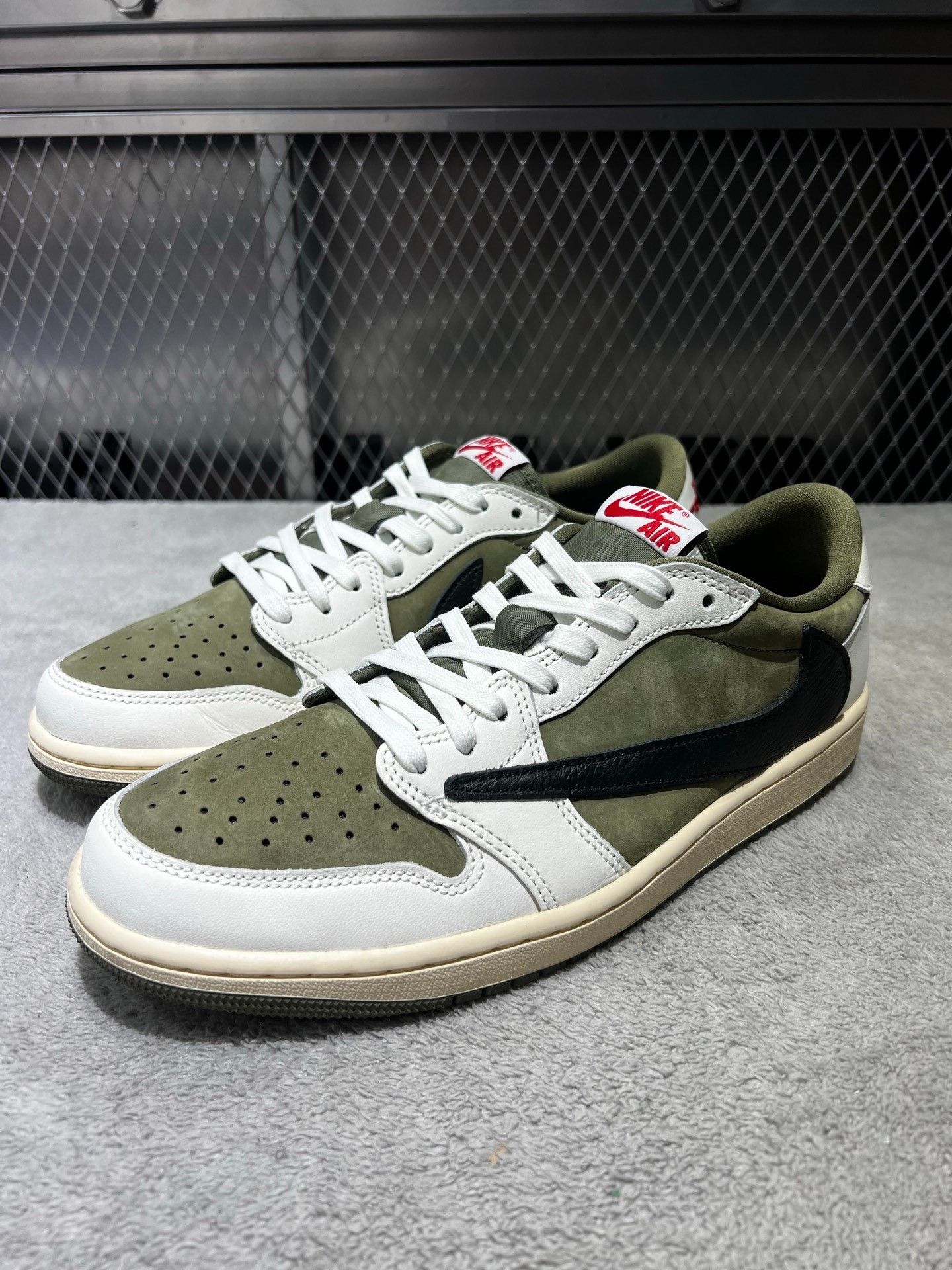 Nike Nike Green Lowtop Sneakers 43 Men Size US 10 / EU 43 - 1 Thumbnail