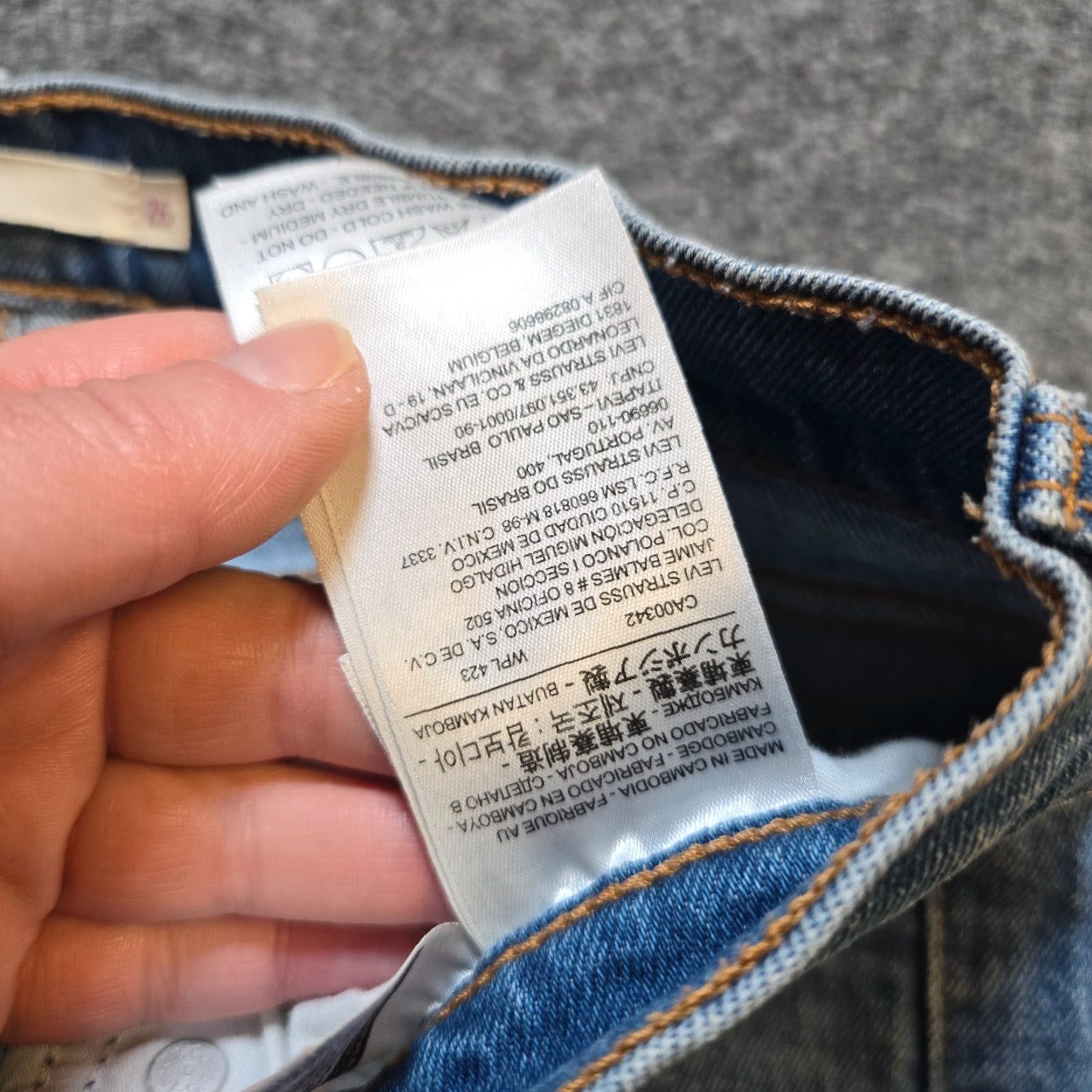 Levi's VINTAGE Levi's Jeans Women Size 26 Blue Button Fly Denim Wedgie Fit Distressed Capsule Tapered 5-Pocket Style Retro Mens? Wait no gender. Size 26" / US 2 / IT 38 - 6 Thumbnail